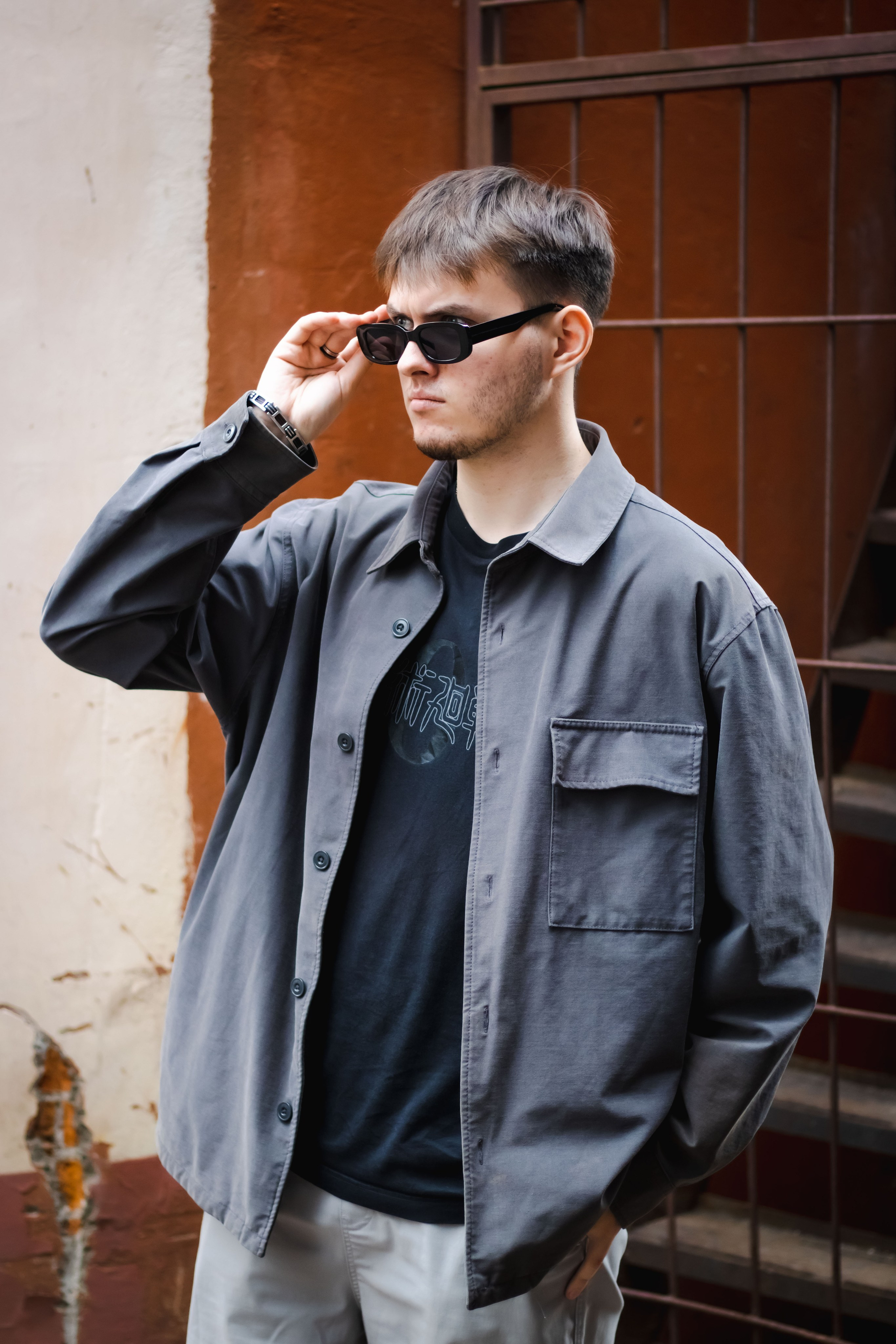 брутальный мужчина поправляет свои очки