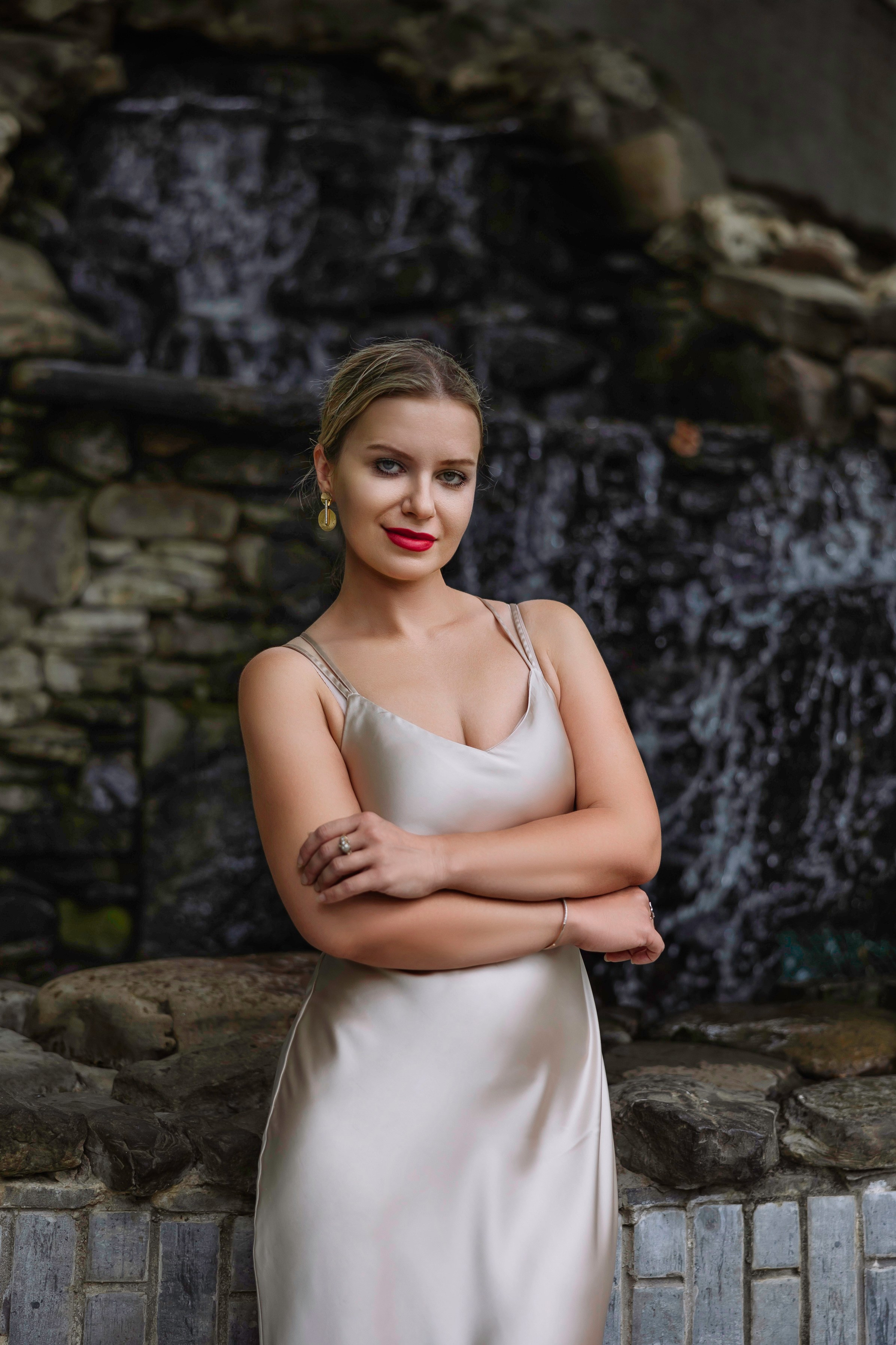 Уличная фотосессия — девушка в  платье 