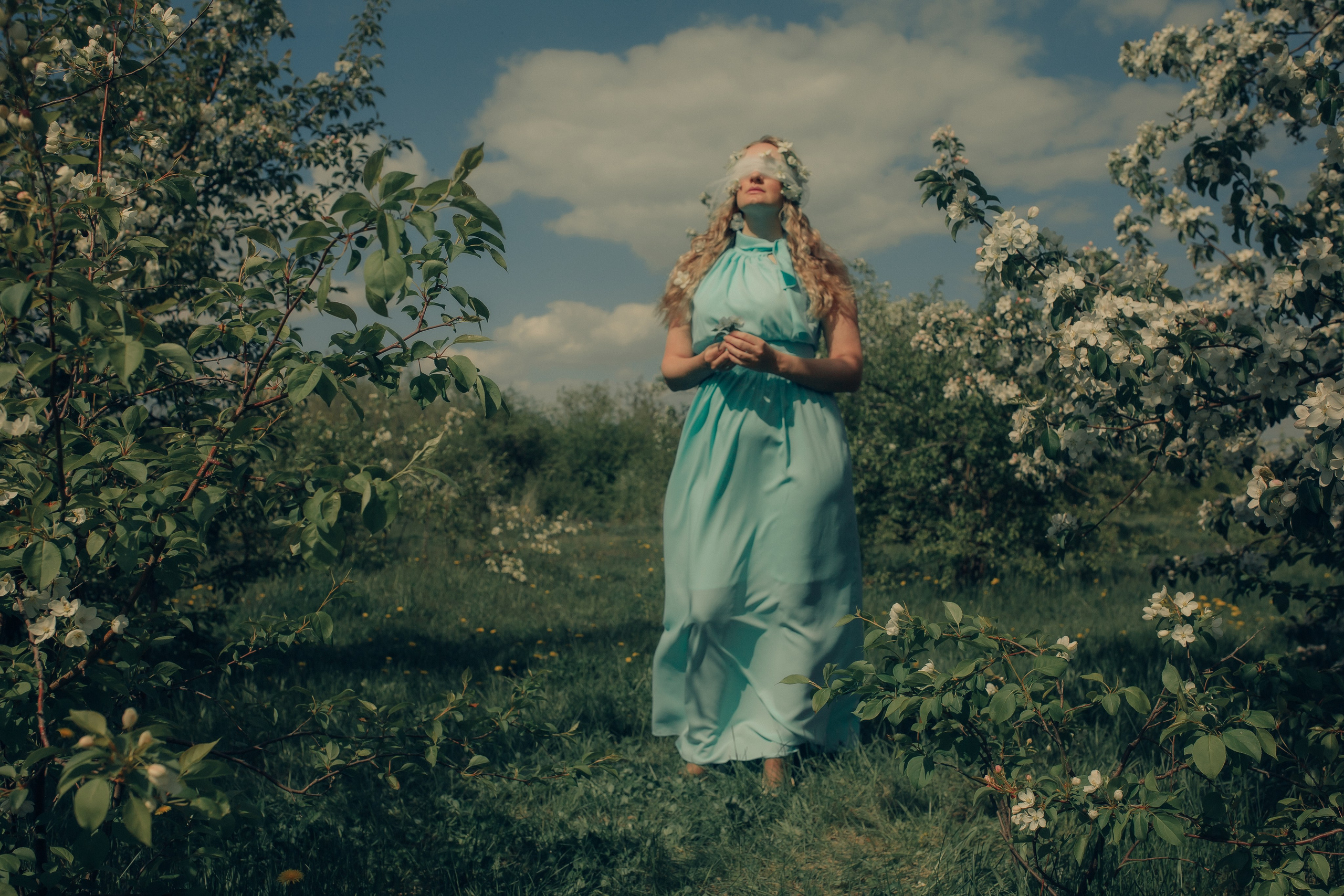 Маргарита в цветущих яблонях. Фотограф в Челябинске Филимонова Дарья