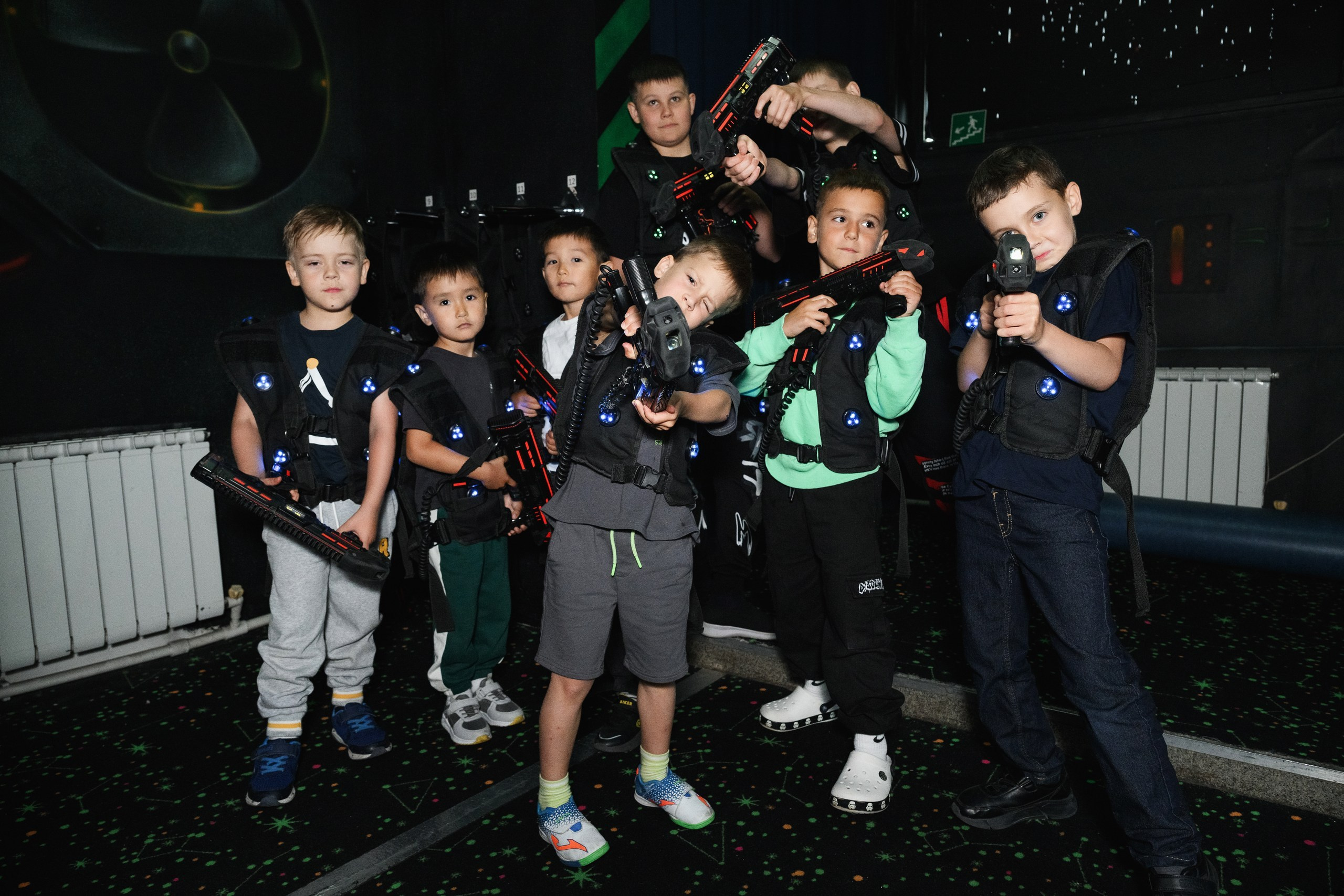 Фотосъемка детского дня рождения в Петропавловске-Камчатском. Яркая фотосессия дня рождения ребенка в Петропавловске-Камчатском. Веселые и эмоциональные кадры с именинником и гостями. Профессиональная съемка детских праздников в Петропавловске-Камчатском. Запечатленные моменты радости и счастья на детском дне рождения.