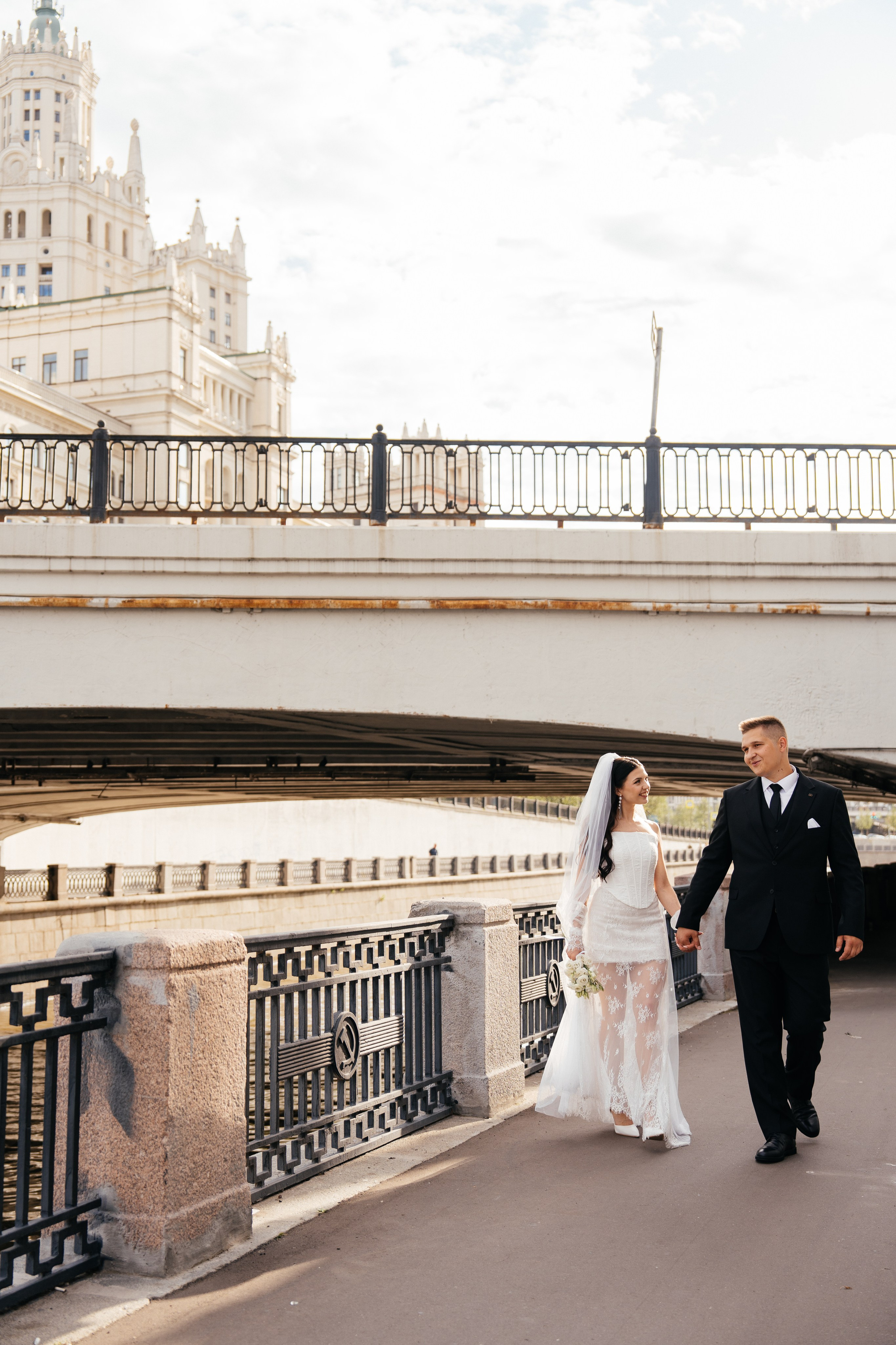 Свадебная фотосессия в Москве у высотки на Котельнической набережной. Свадебный фотограф в Москве Анна Полушина