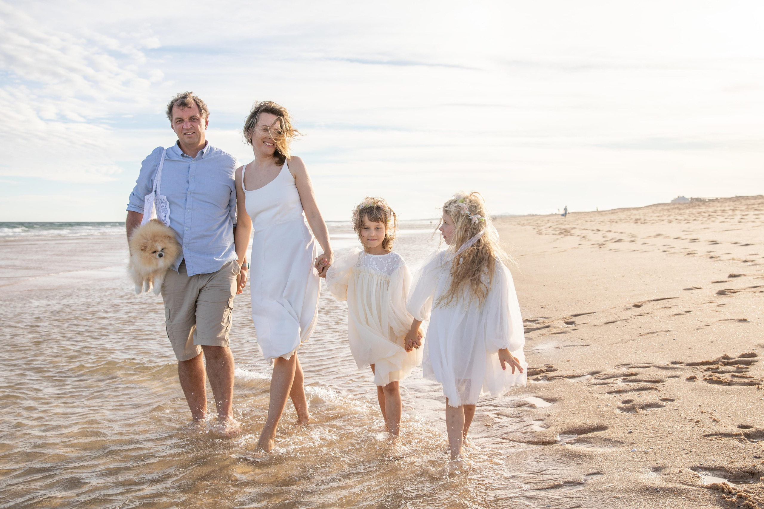Family on the ocean. Professional Photographer in Portugal. Oksana Lomnova