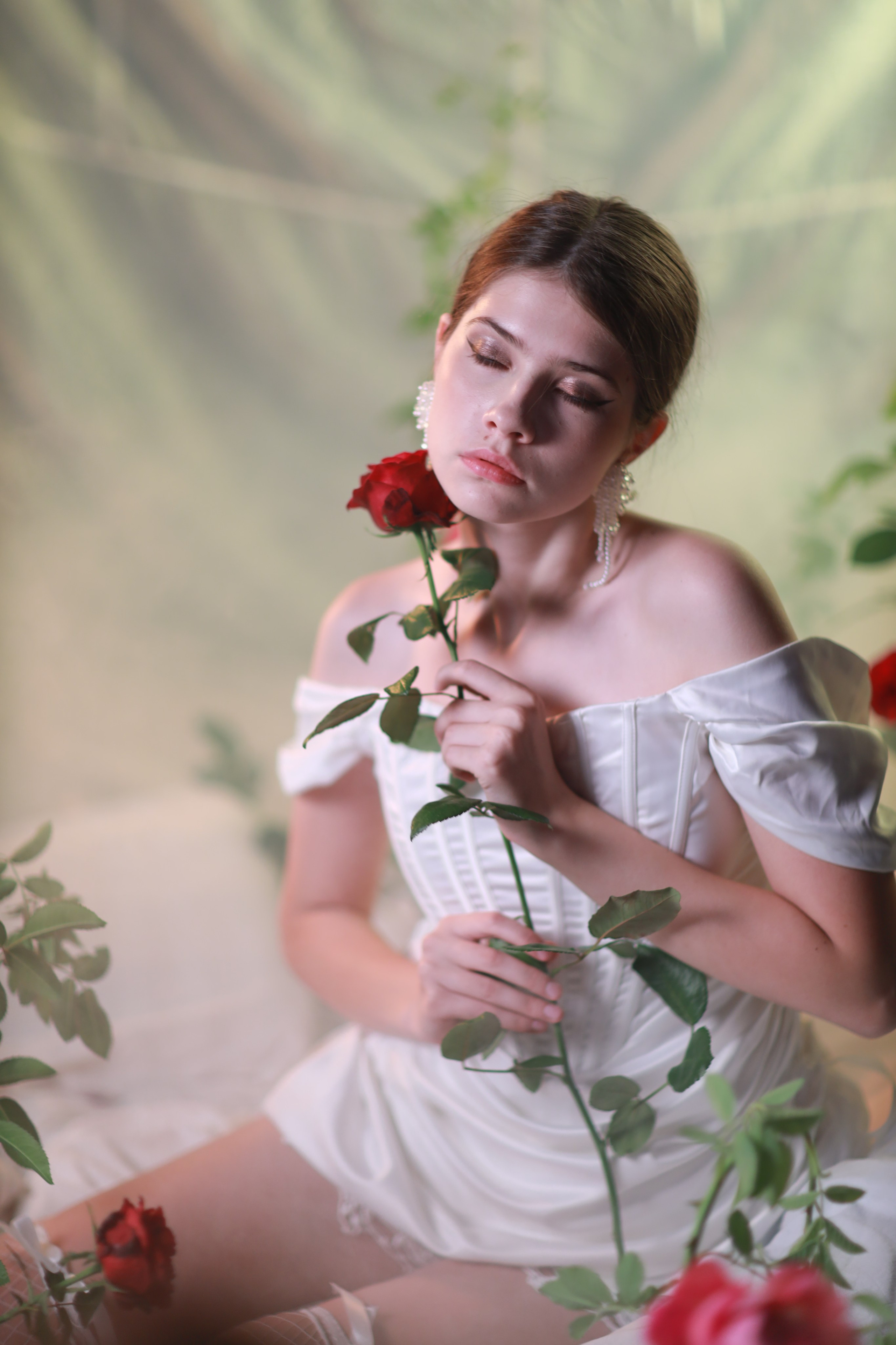 Розы и белое платье. Съемка в студии под ваш запрос, студийные съемки, фотографии архитектурных объектов — Александр Евстигнеев — фотограф Москва