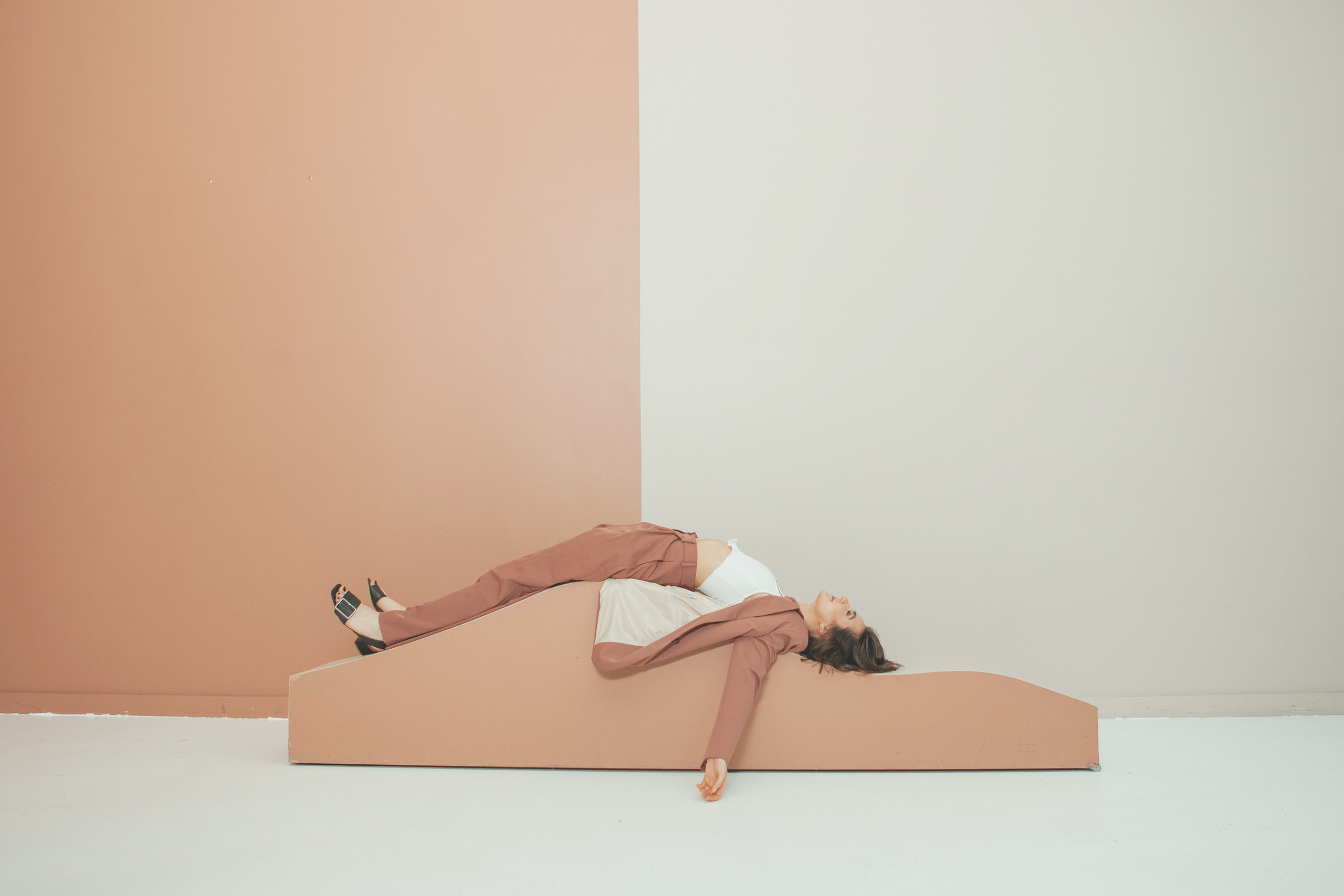 фотосъемка в стиле минимализм, девушка лежит, она устала.