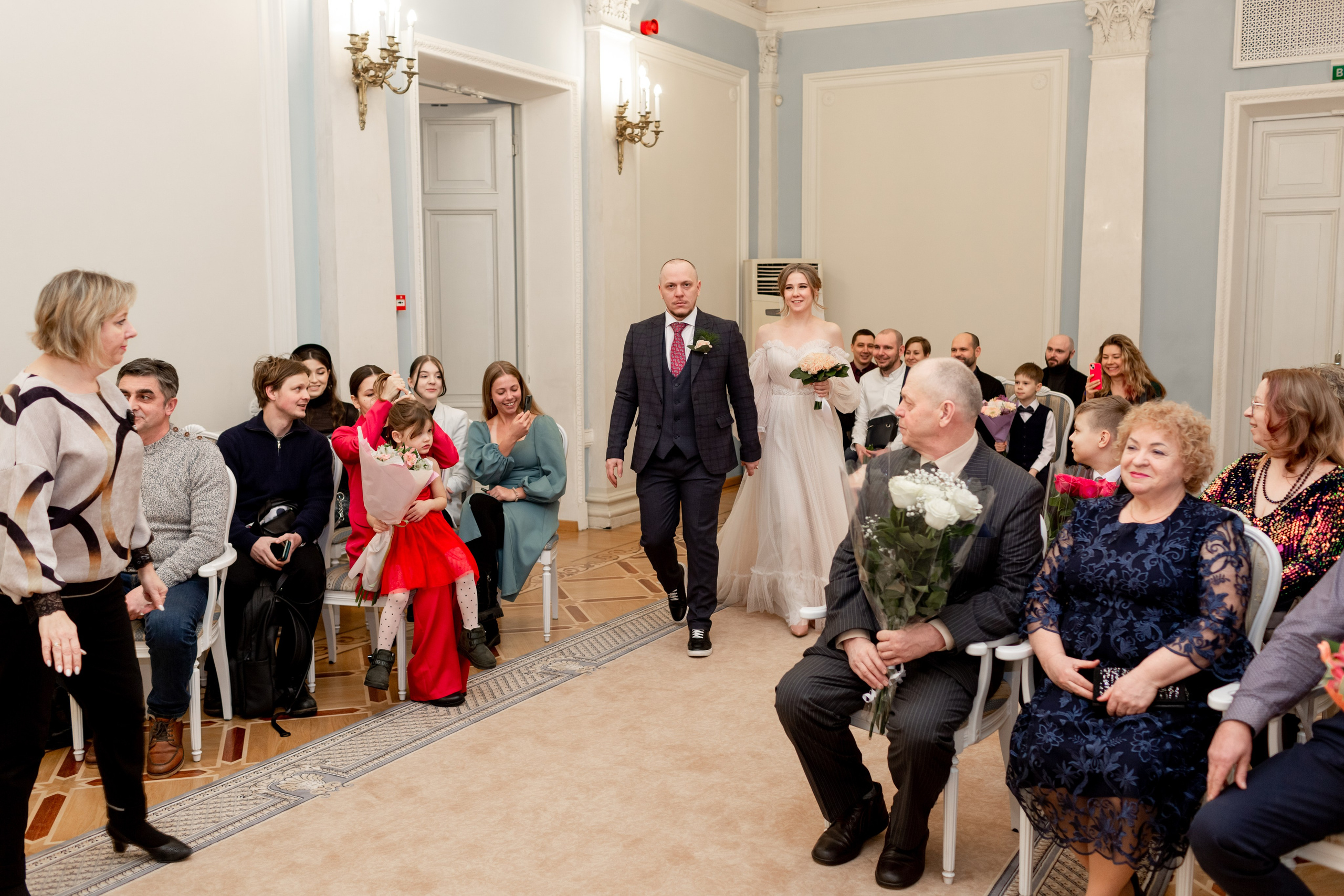  Свадебная фотосессия в ЗАГСе Кировского района, зимняя регистрация