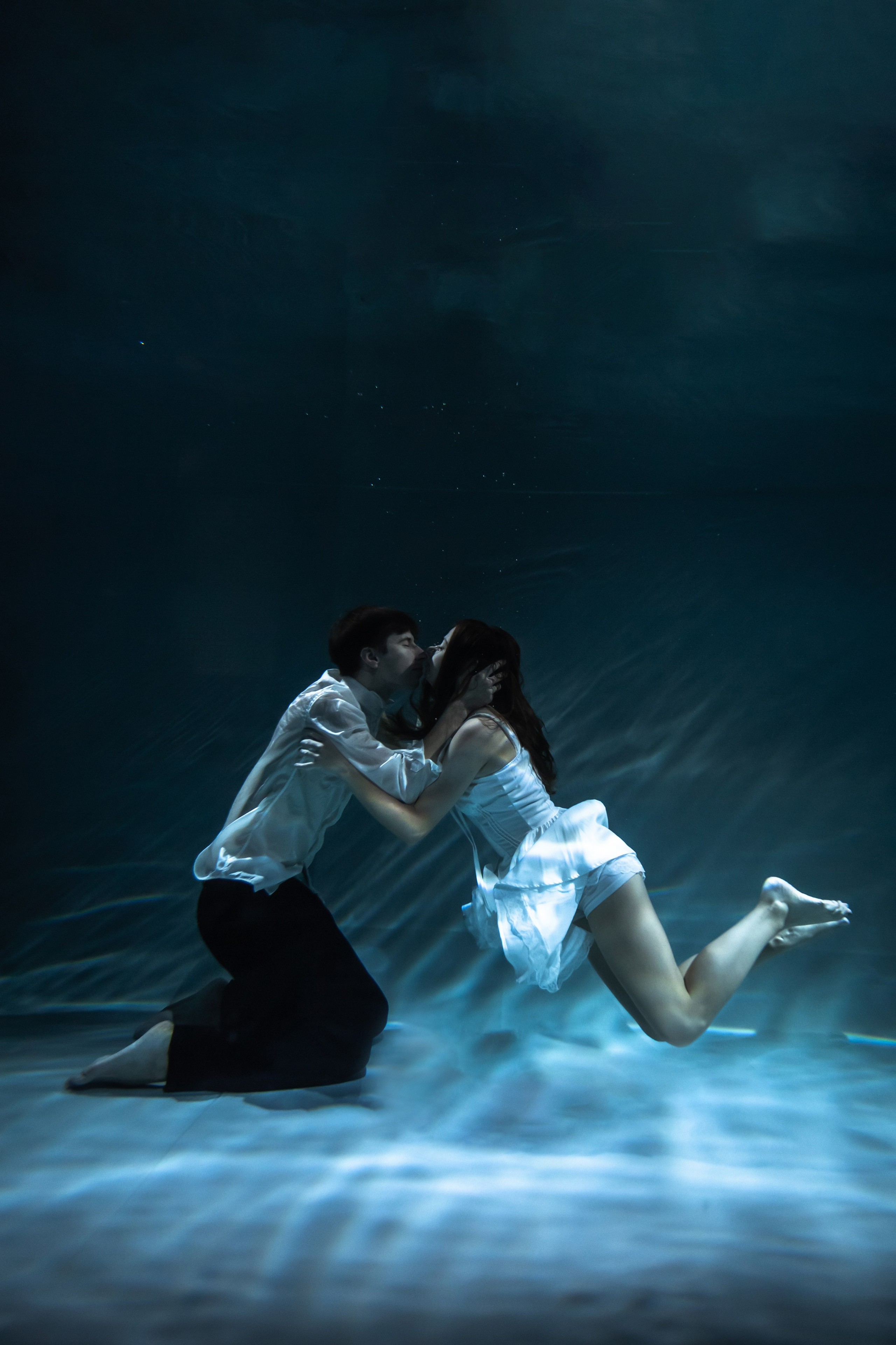 Фотосессия под водой в бассейне.