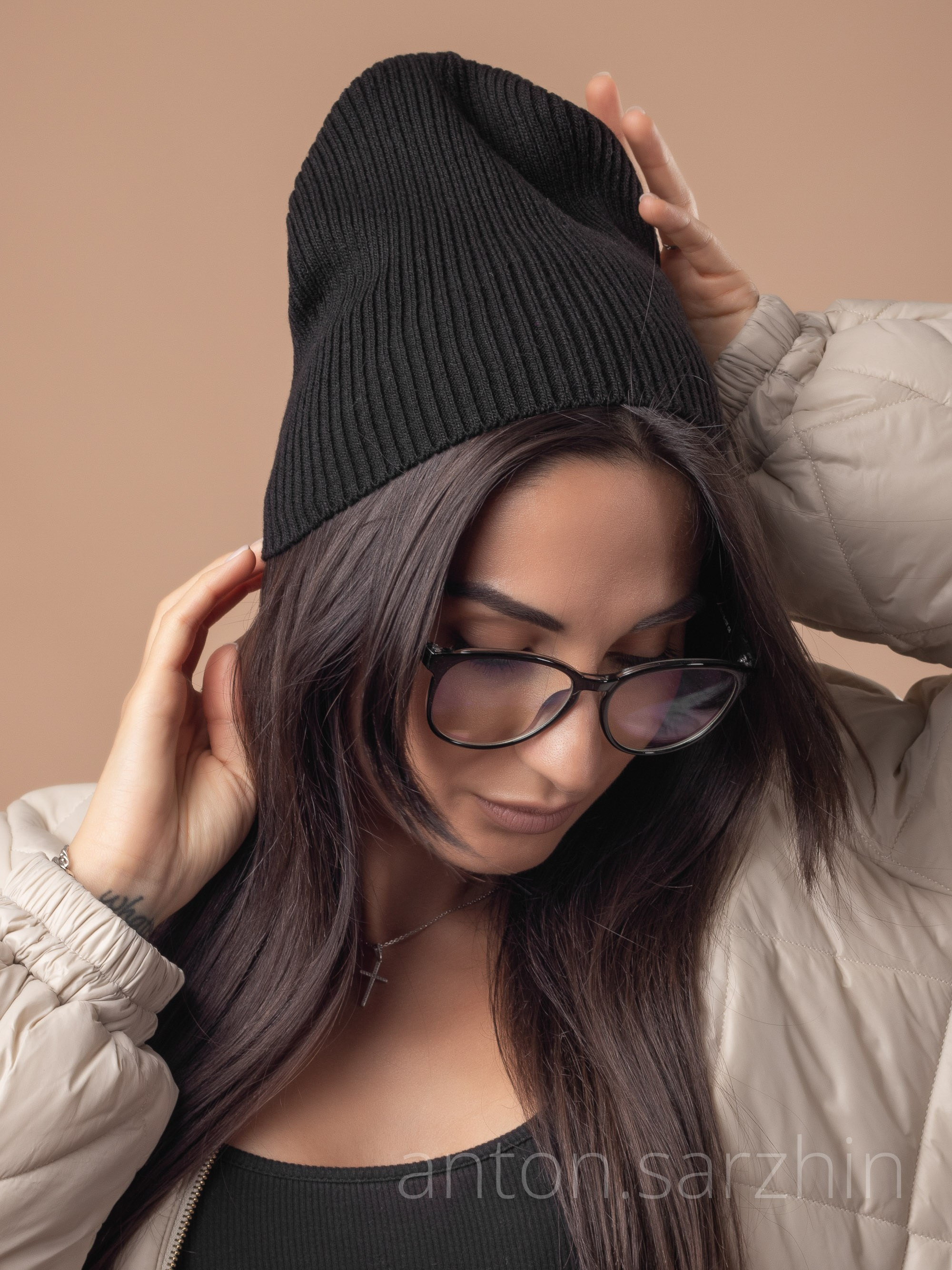 Съемка шапки бини на девушке