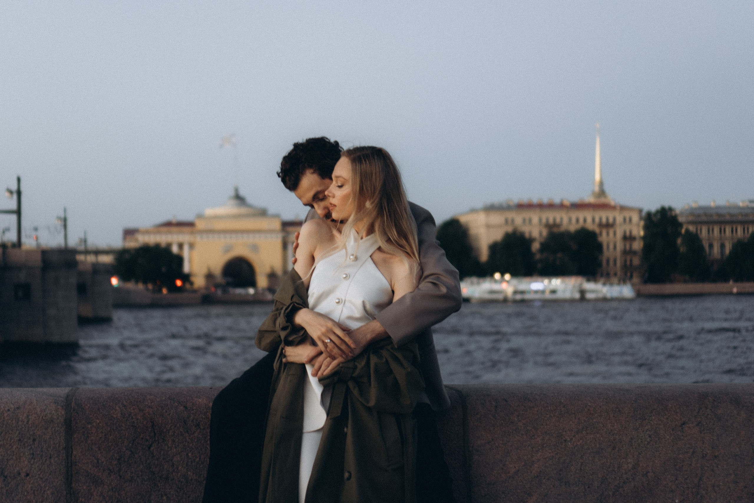 СВАДЕБНАЯ СЬЕМКА ПАРЫ НА РАССВЕТЕ В БЕЛЫЕ НОЧИ И ПРОГУЛКА С РАЗВОДНЫМИ МОСТАМИ И ПИКНИК ВОЗЛЕ ИСАКИЕВСКОГО СОБОРА. Профессиональный фотограф, Санкт-Петербург — Виктория Богомолова