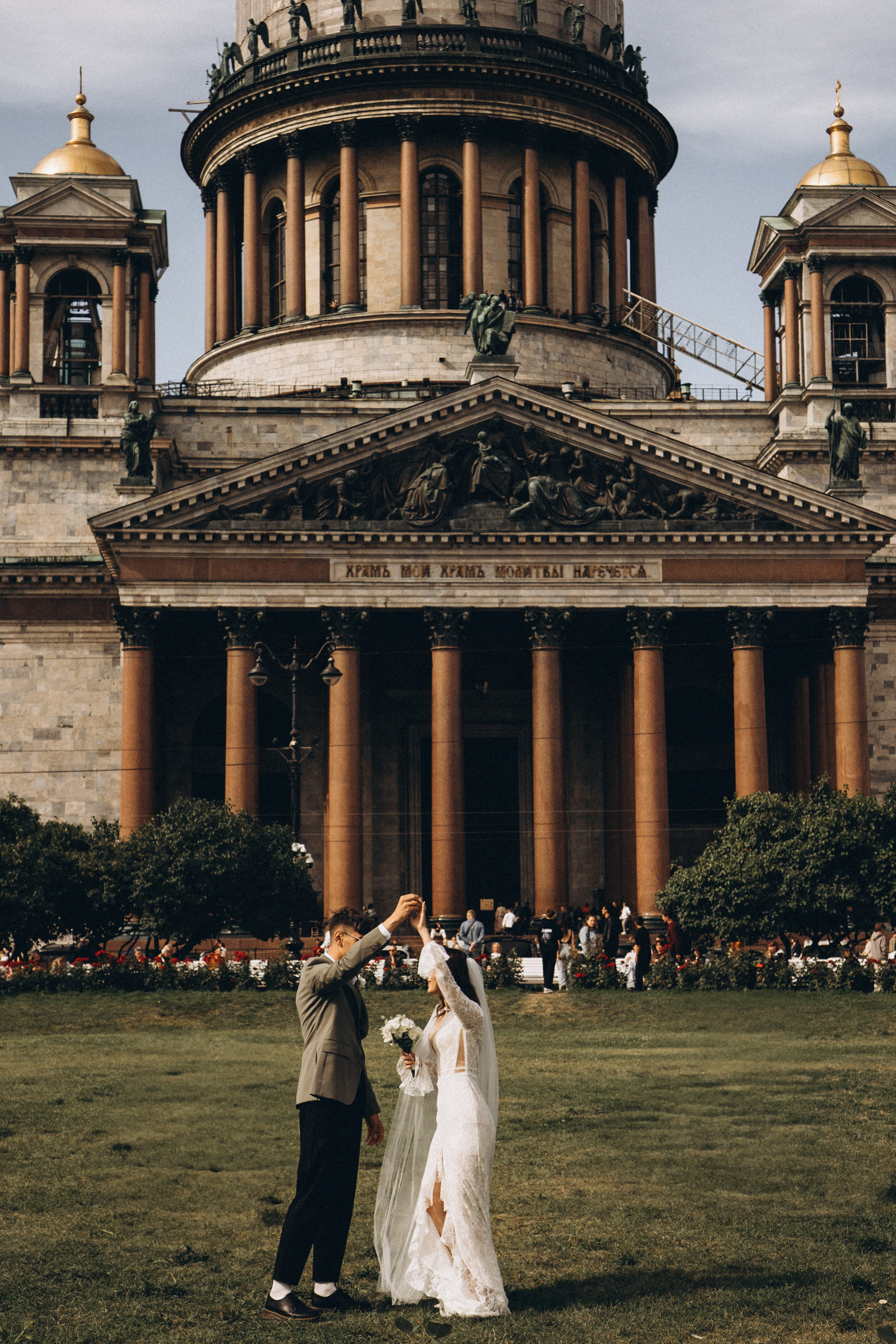СВАДЕБНАЯ ПРОГУЛКА ВОЗЕ ИСАИКЕВСКОГО СОБОРА АСТОРИИ И ЗАКОНОДАЛЕТНОГО СОБРАНИЯ. Профессиональный фотограф, Санкт-Петербург — Виктория Богомолова