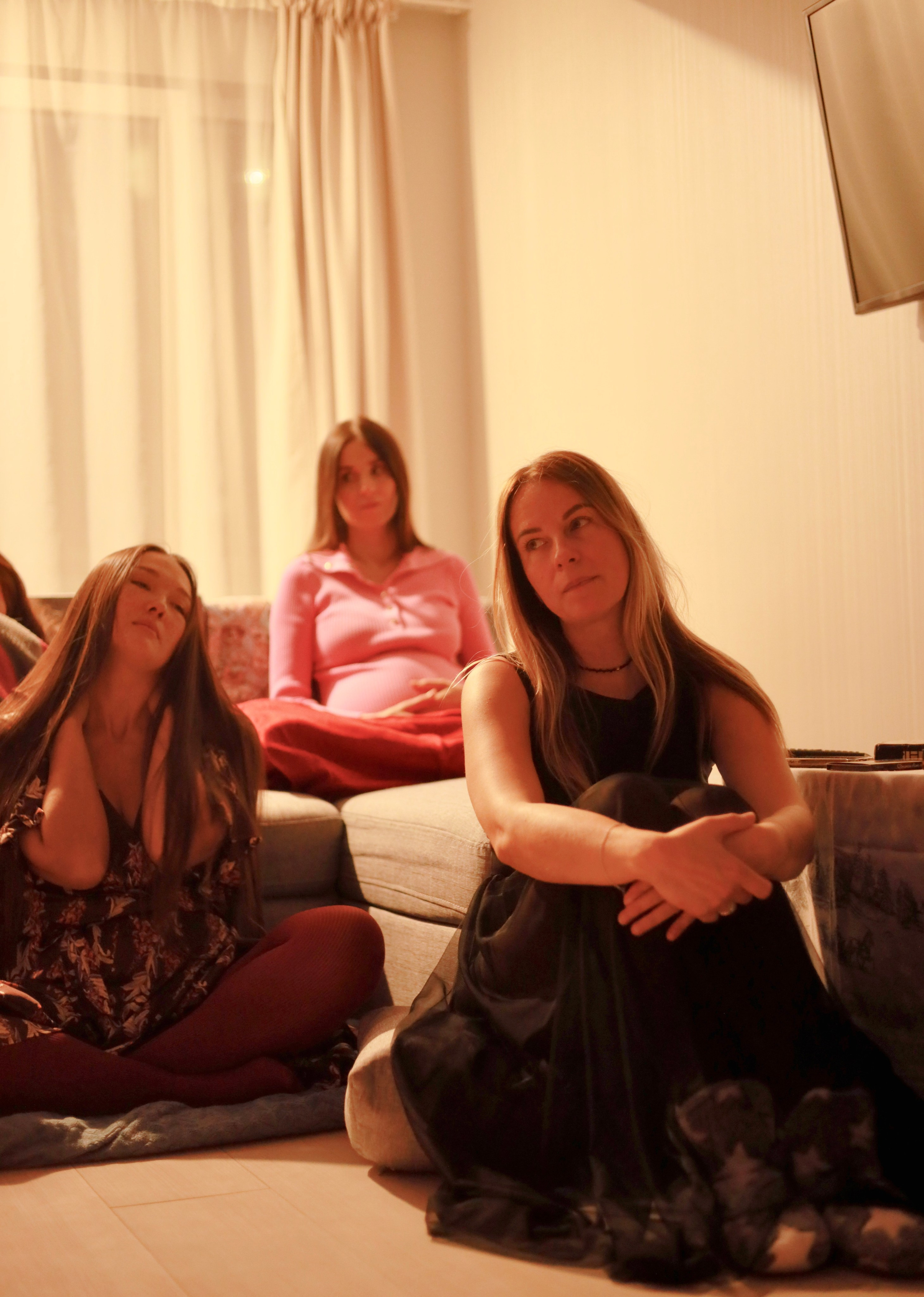 Women circle. Family, portrait, content photo in Costa Rica Evgeniya Besprozvannykh