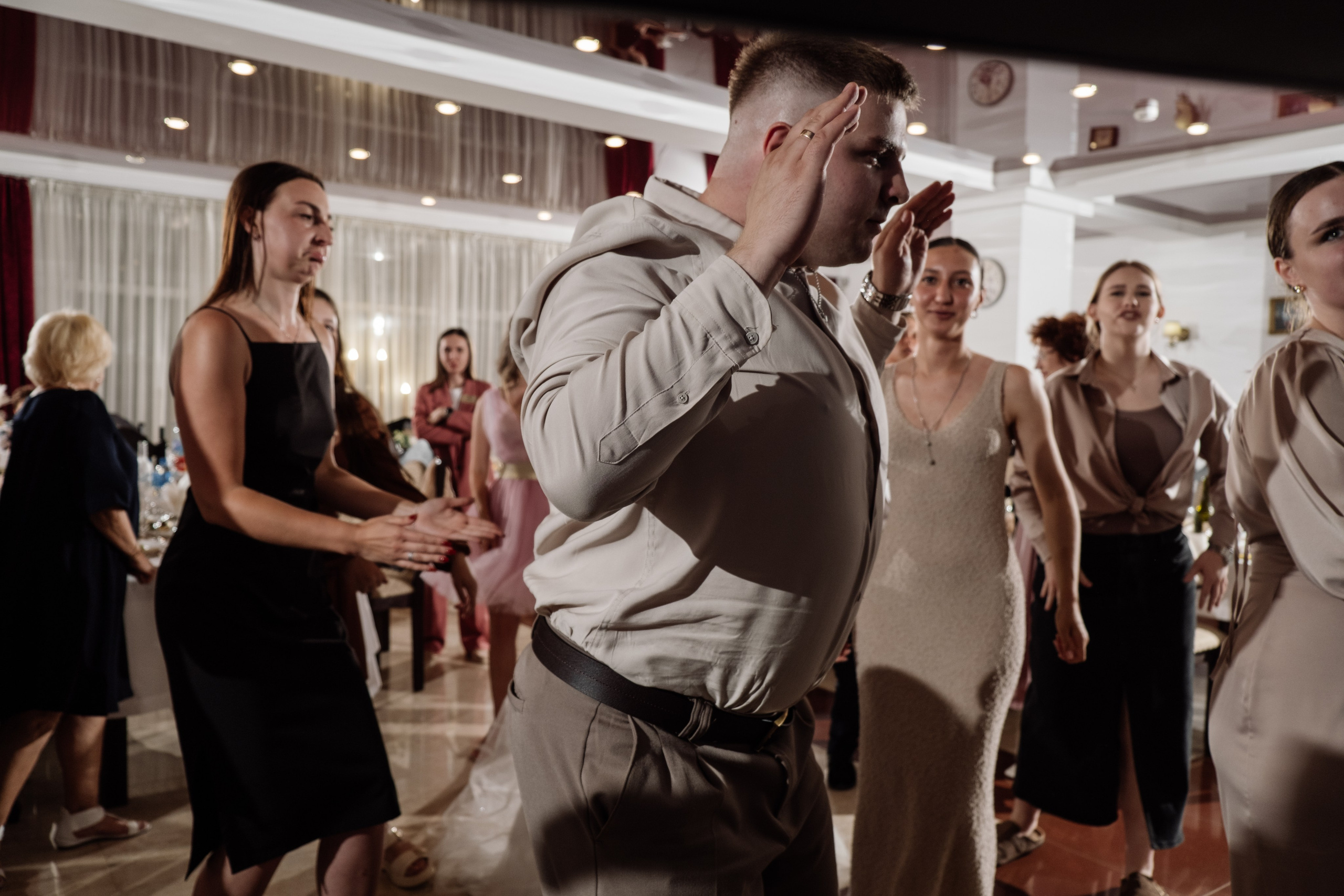 Свадебный ретопртаж. Профессиональная фотосъемка в Крыму. Натуральные эмоции и живые кадры. Забронируйте дату прямо сейчас!