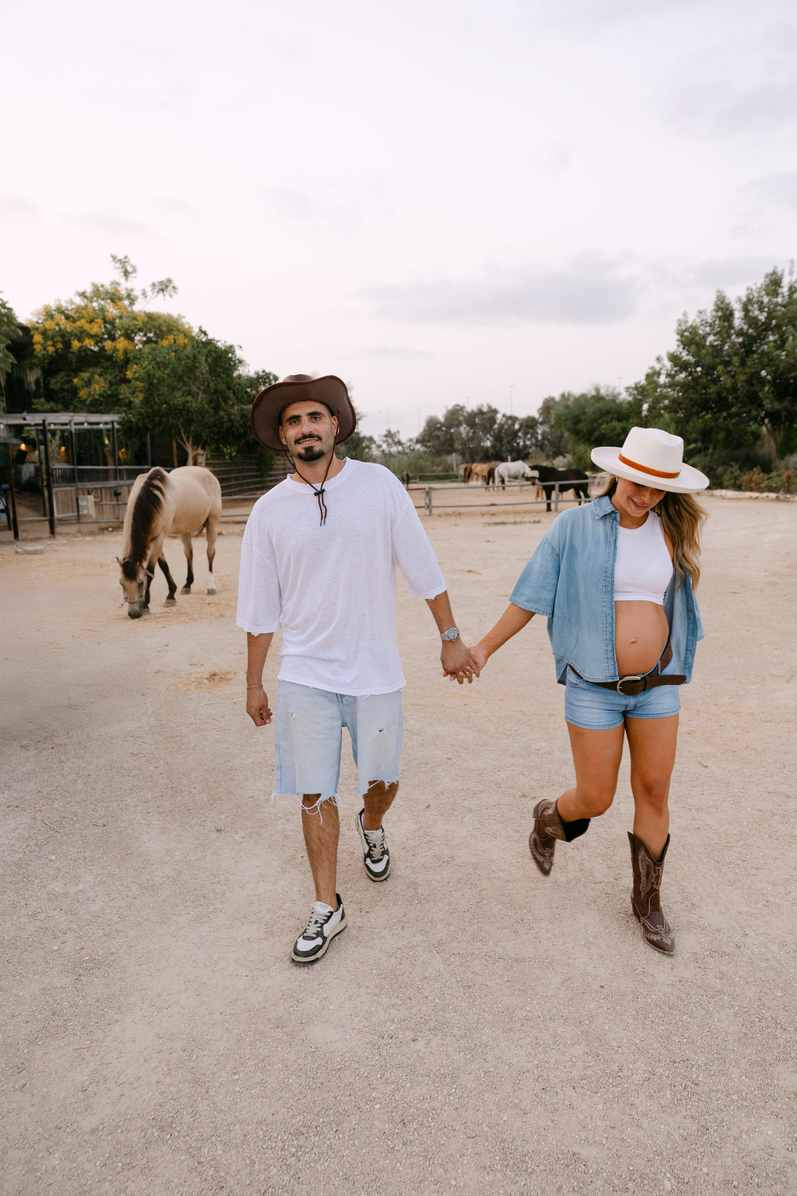 Pregnancy photoshoot at the horse farm. Главная