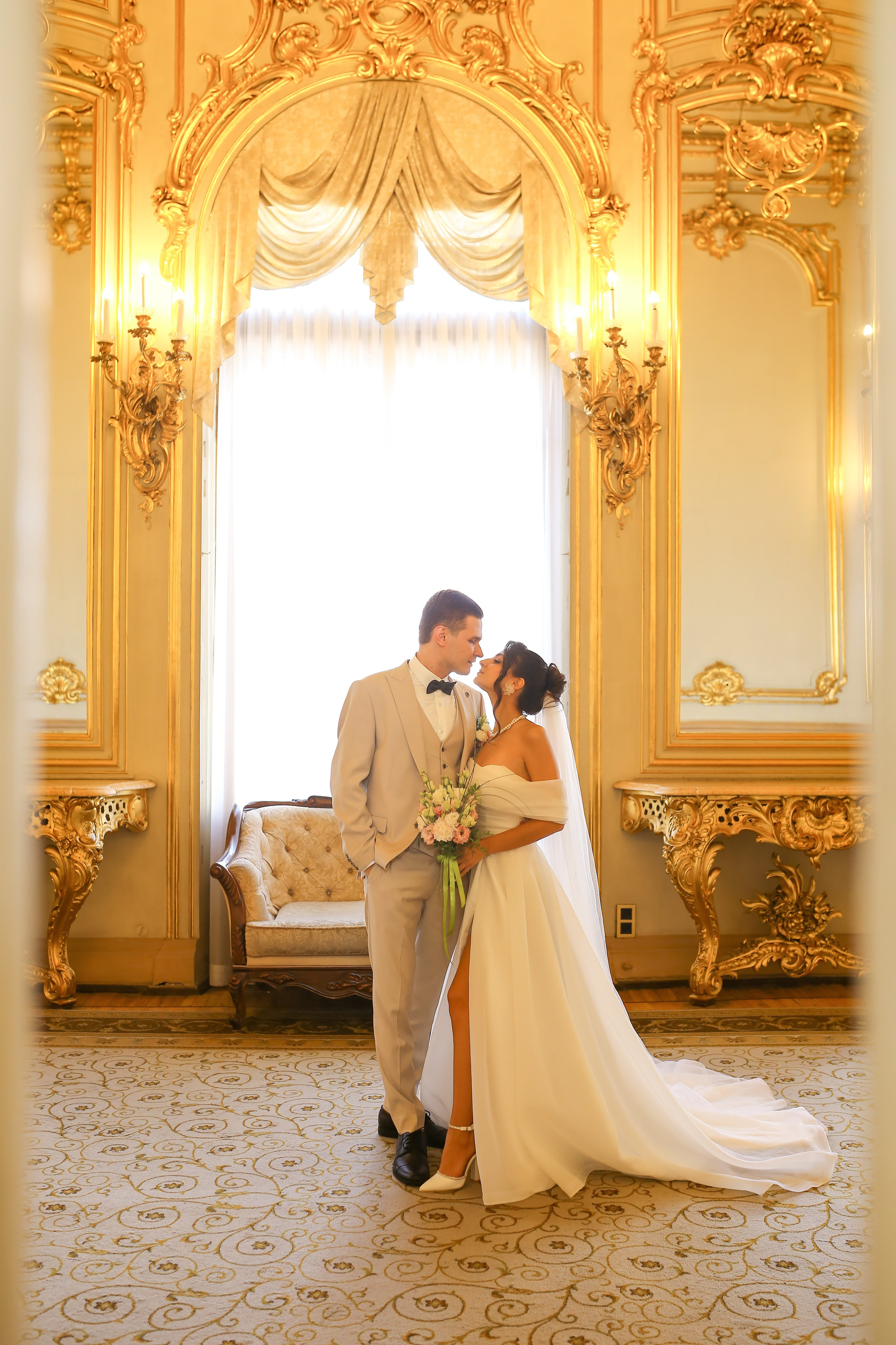 Классические кадры, во Дворце бракосочетания. Свадебный и Репортажный фотограф в Санкт-Петербурге