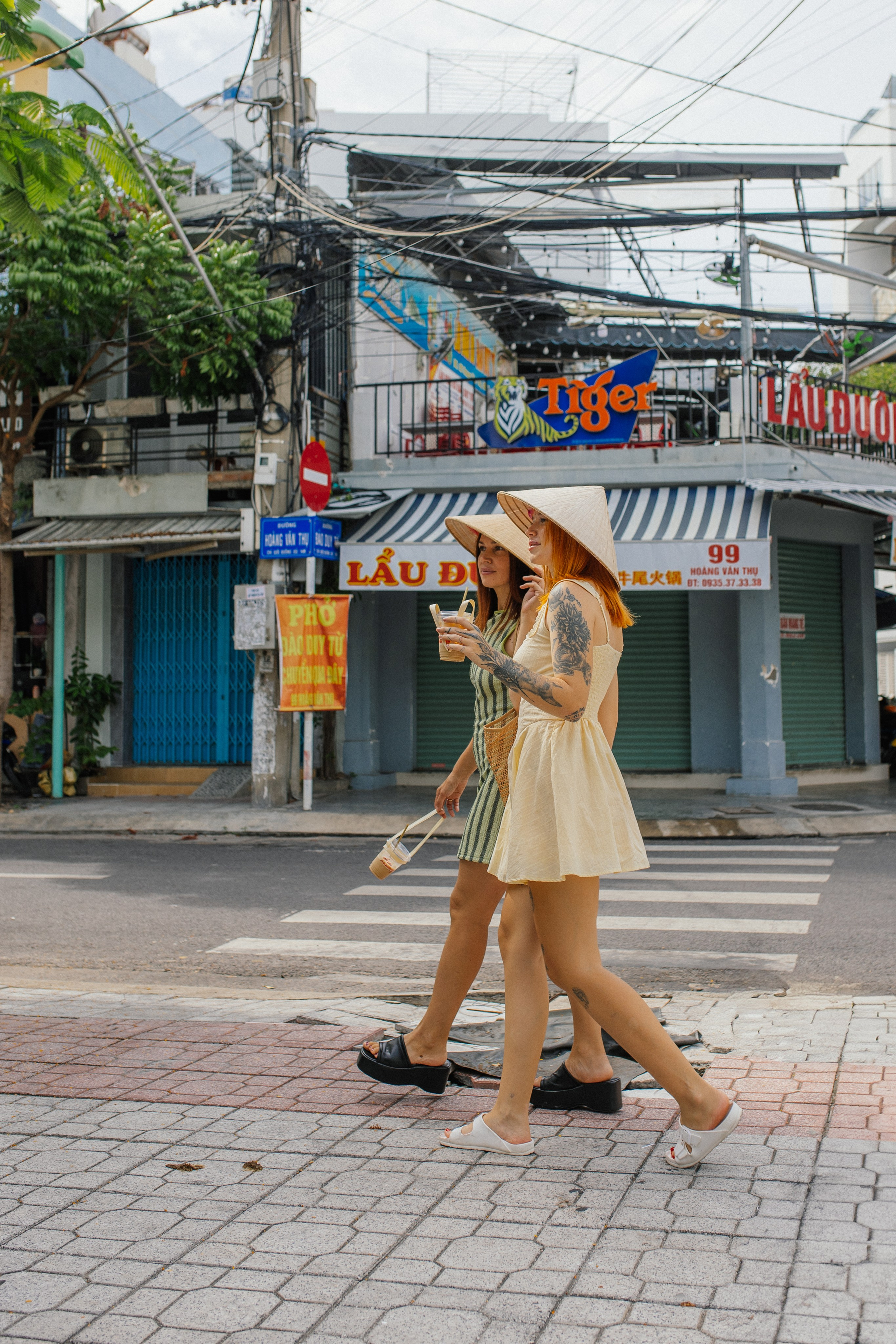Елена и Полина на улицах Нячанга. Главная