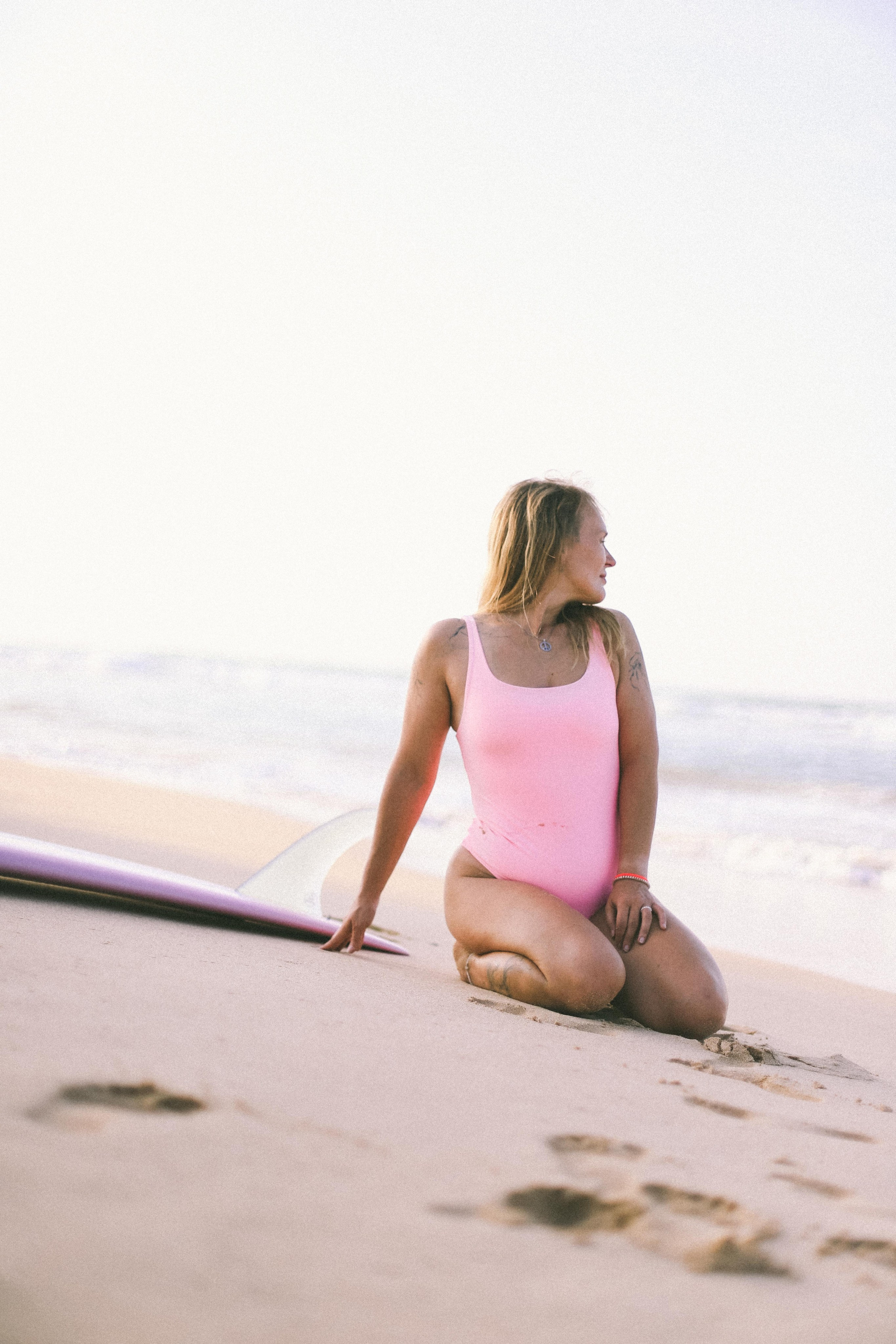 Съемка серфинга на рассвете | Девушка с доской Ross Concept на Coconut Beach. Фотограф на Шри-Ланке