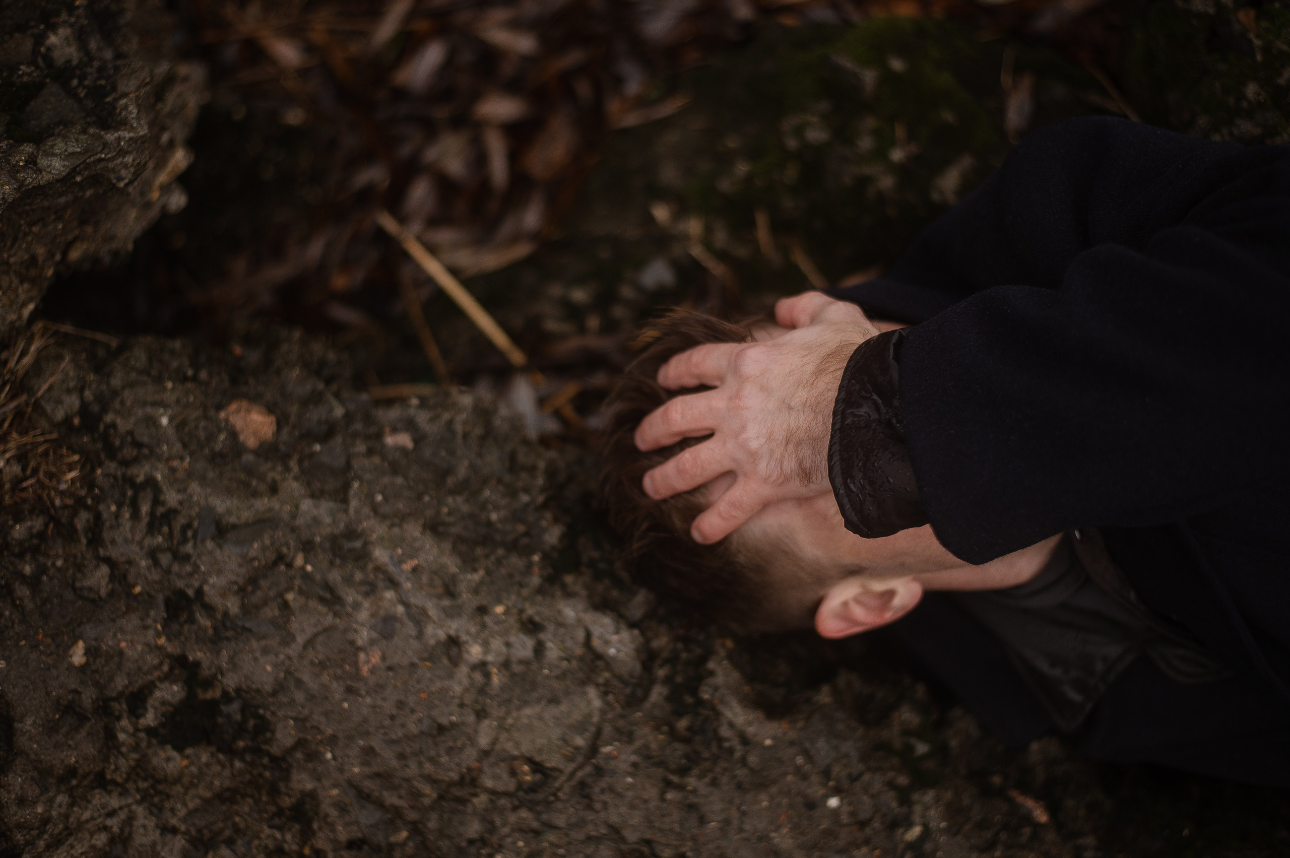 Арсений, пасмурная вода в осени. Свадебный фотограф в Ярославле Денис Медоваров