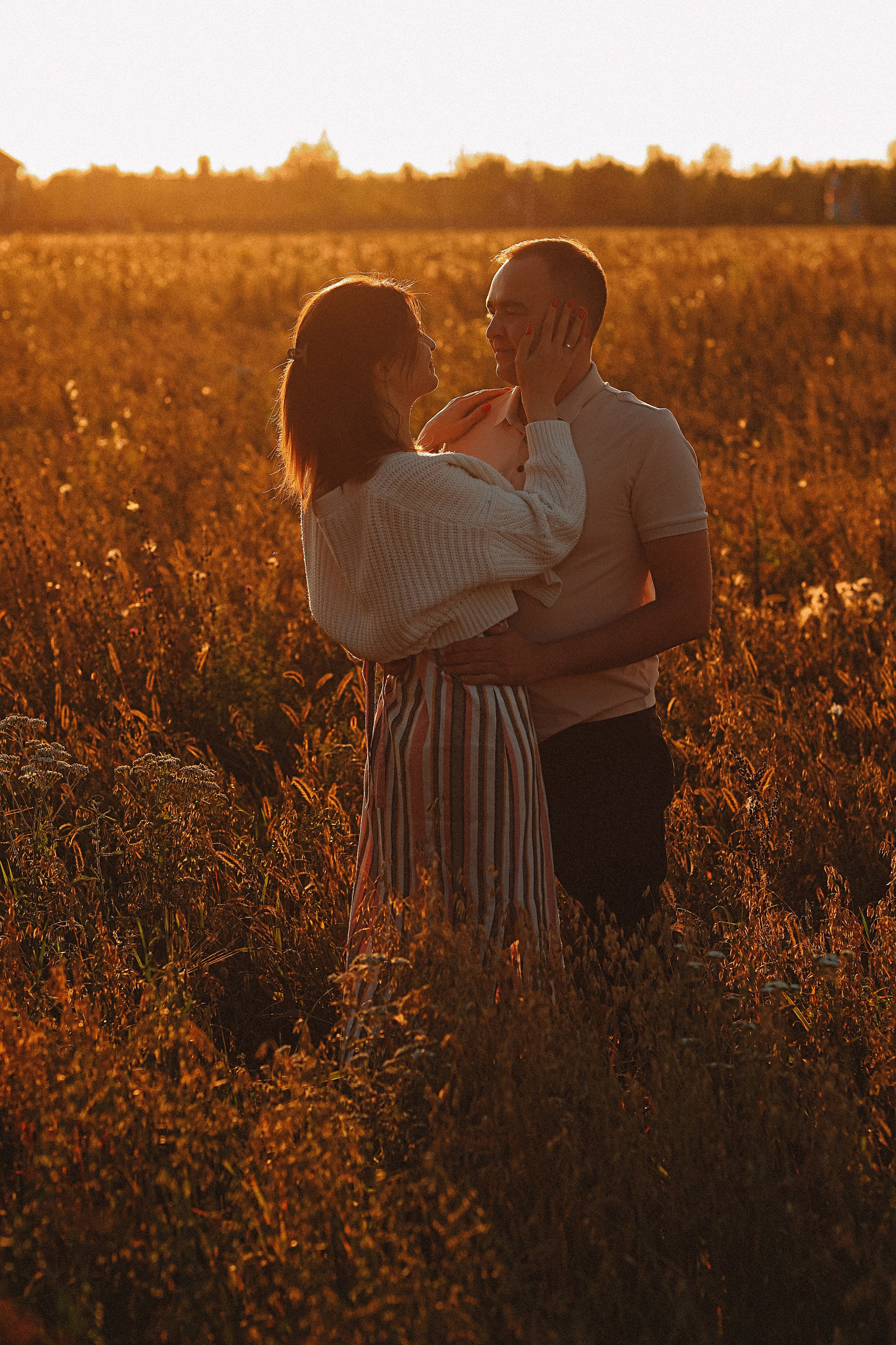 Поле love story на закате. Семейный фотограф Тюмень, фотограф на роды Салмина Мария