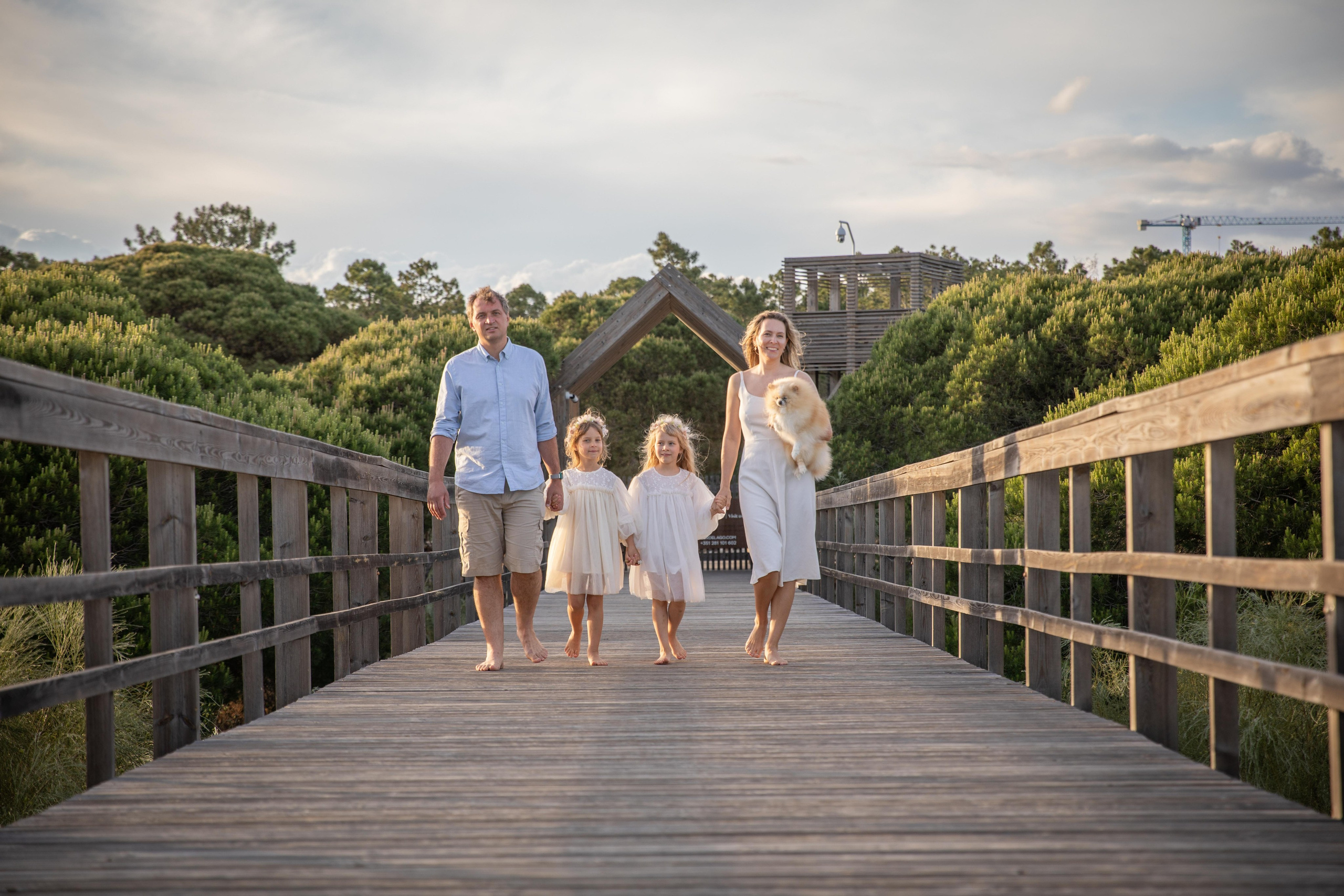 Family on the ocean. Professional Photographer in Portugal. Oksana Lomnova