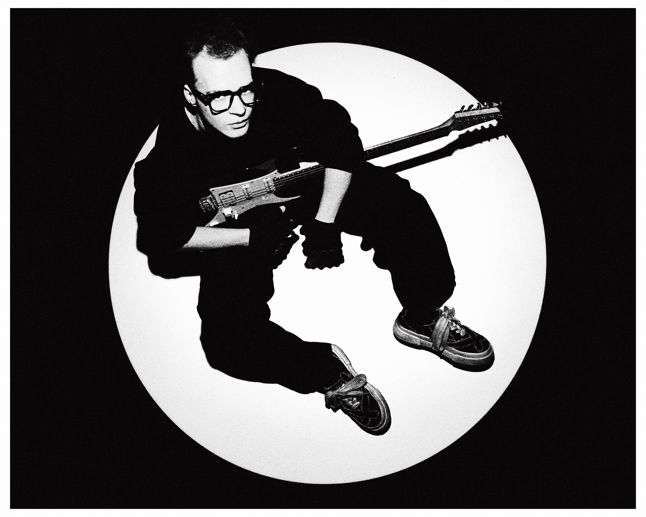 Сьемка на обложку музыкального альбома. Фэшн-фотография и портреты в Владивостоке. Превращаю съёмку в повествование — создаю образы с сюжетом, которые остаются в памяти