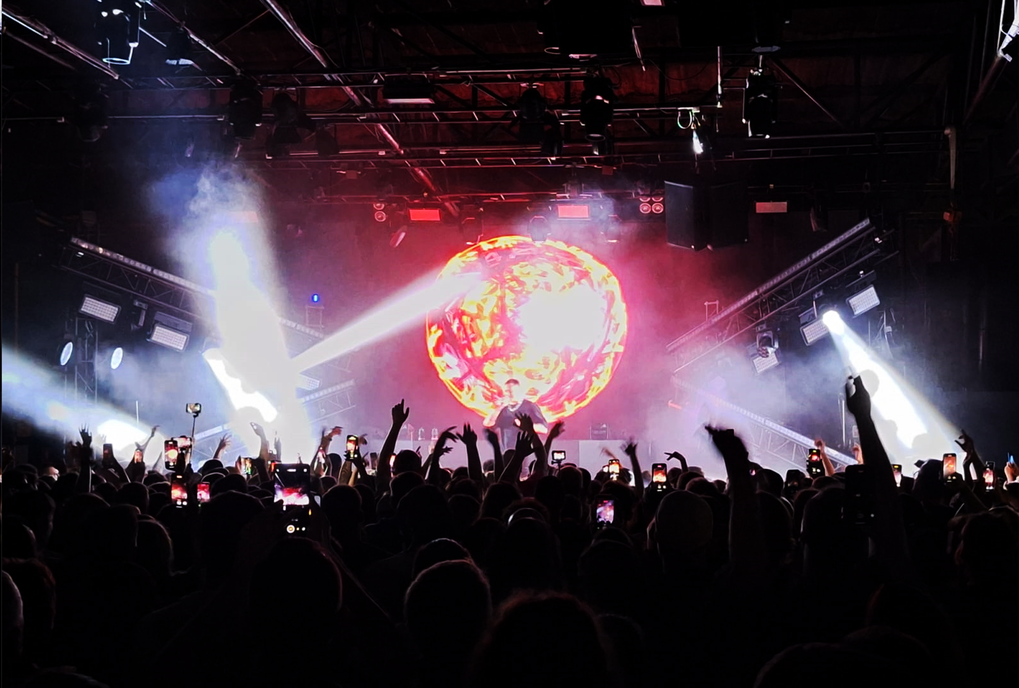 Тур Оксимирона: концерты в Паттайе, на Пхукете, в Токио и на Бали с профессиональным сценическим оборудованием, качественным звуком, светом и LED-экранами для ярких выступлений.