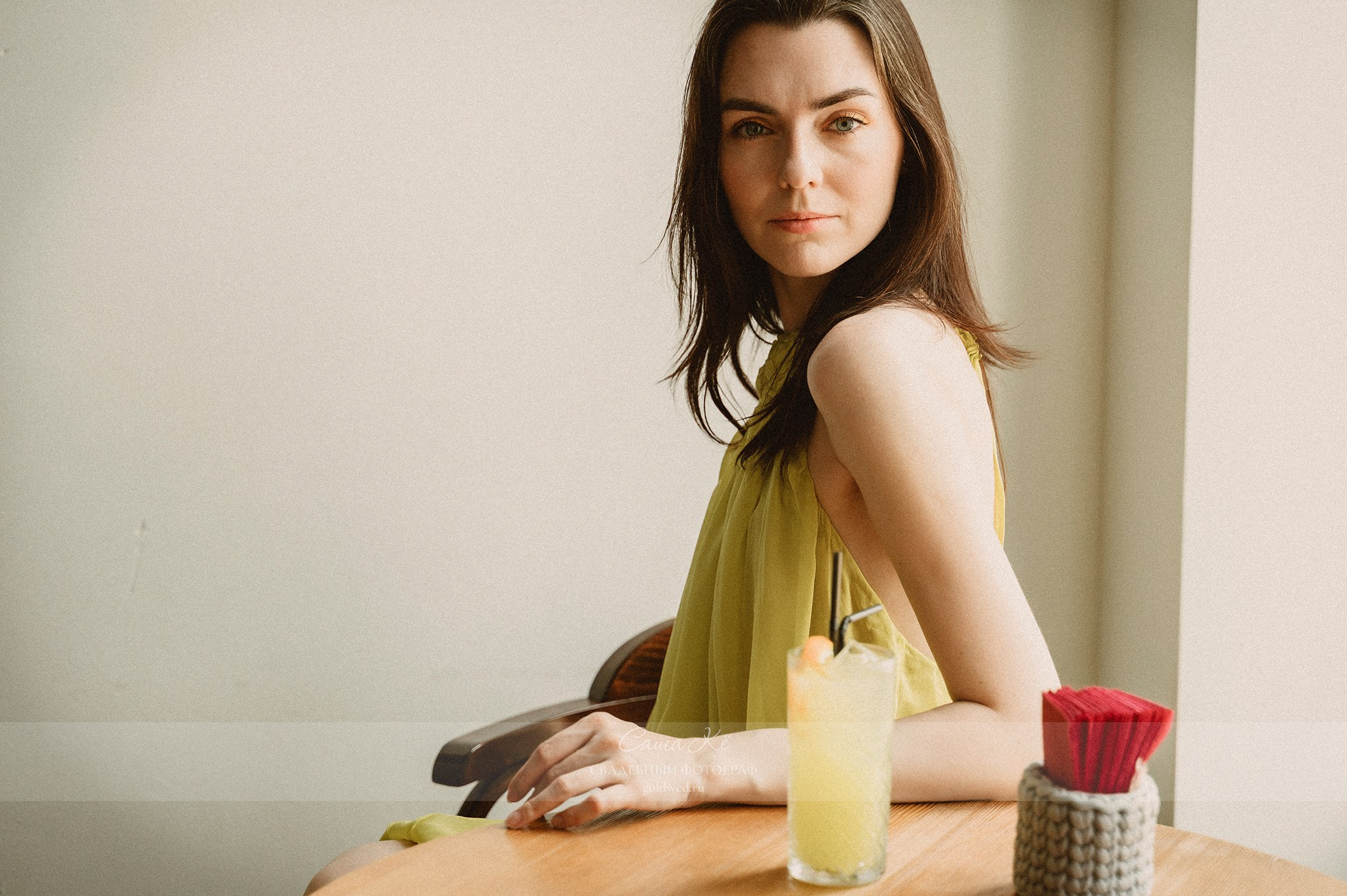 Фэшн фотосъёмка с динамикой, прогулка по набережной, модель, романтика, нежность, стильная фотосессия. Фотограф Новосибирск — Саша Кё.