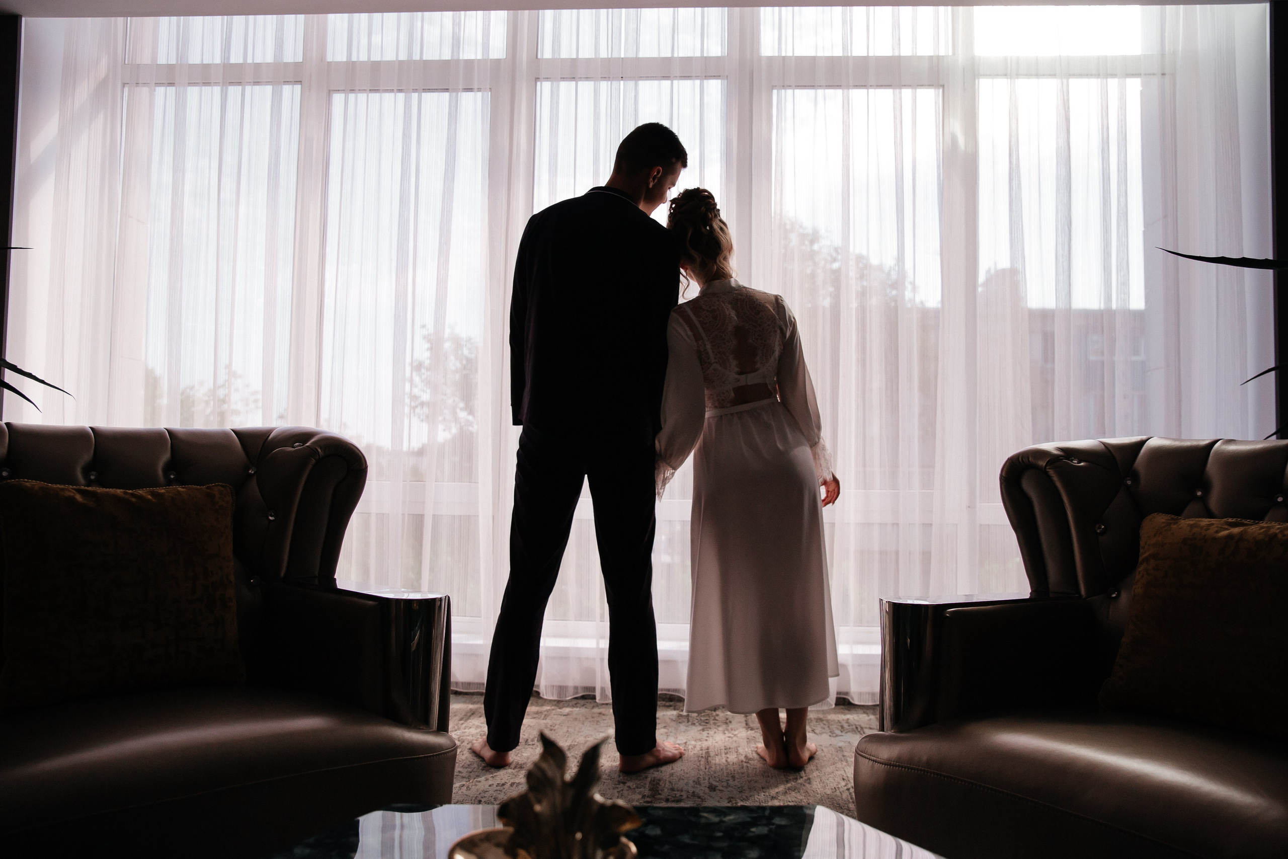 Жених и невеста смотрят в даль в тени