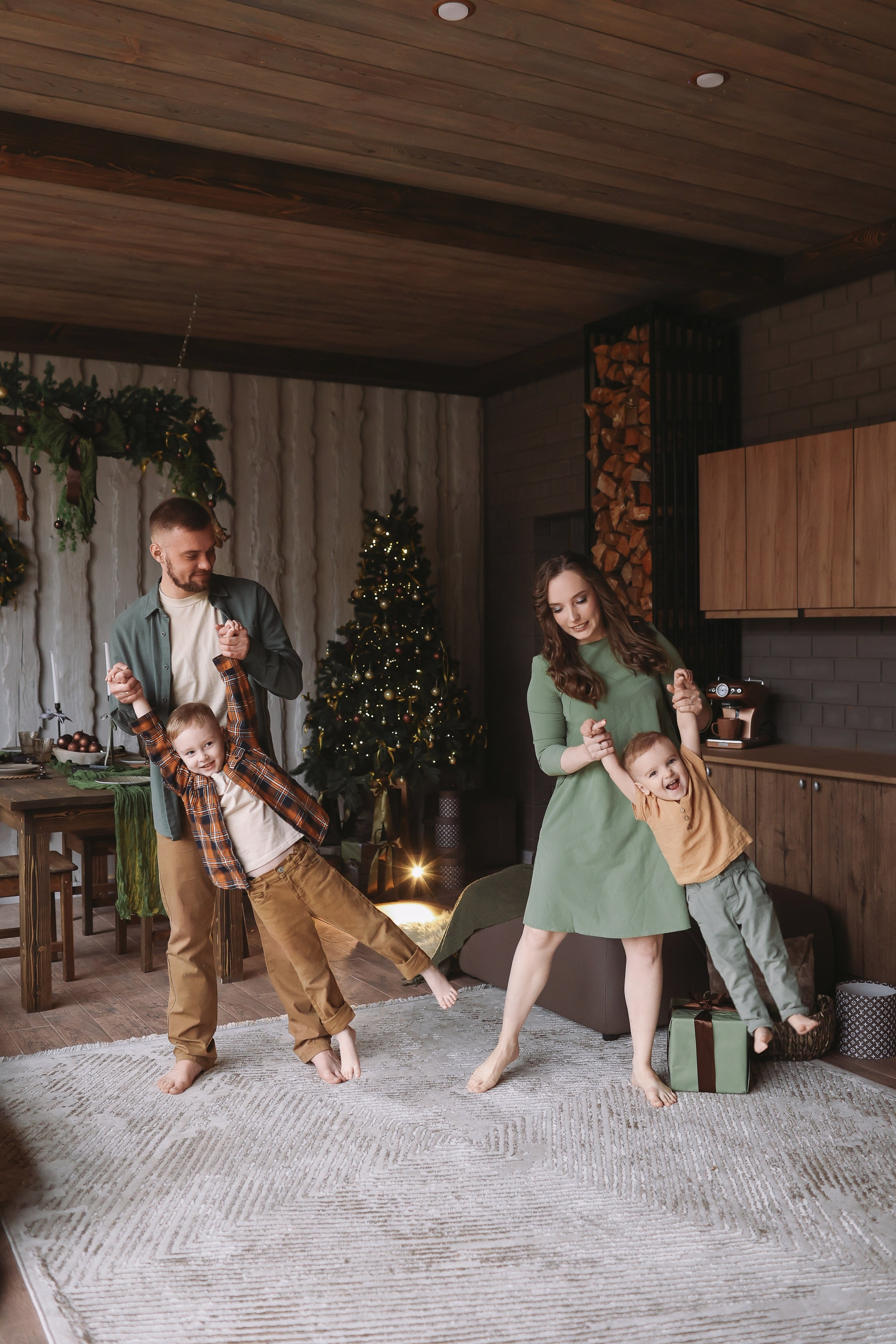 Семейная новогодняя фотосессия в загородном домике. Фотограф Владимир Москва