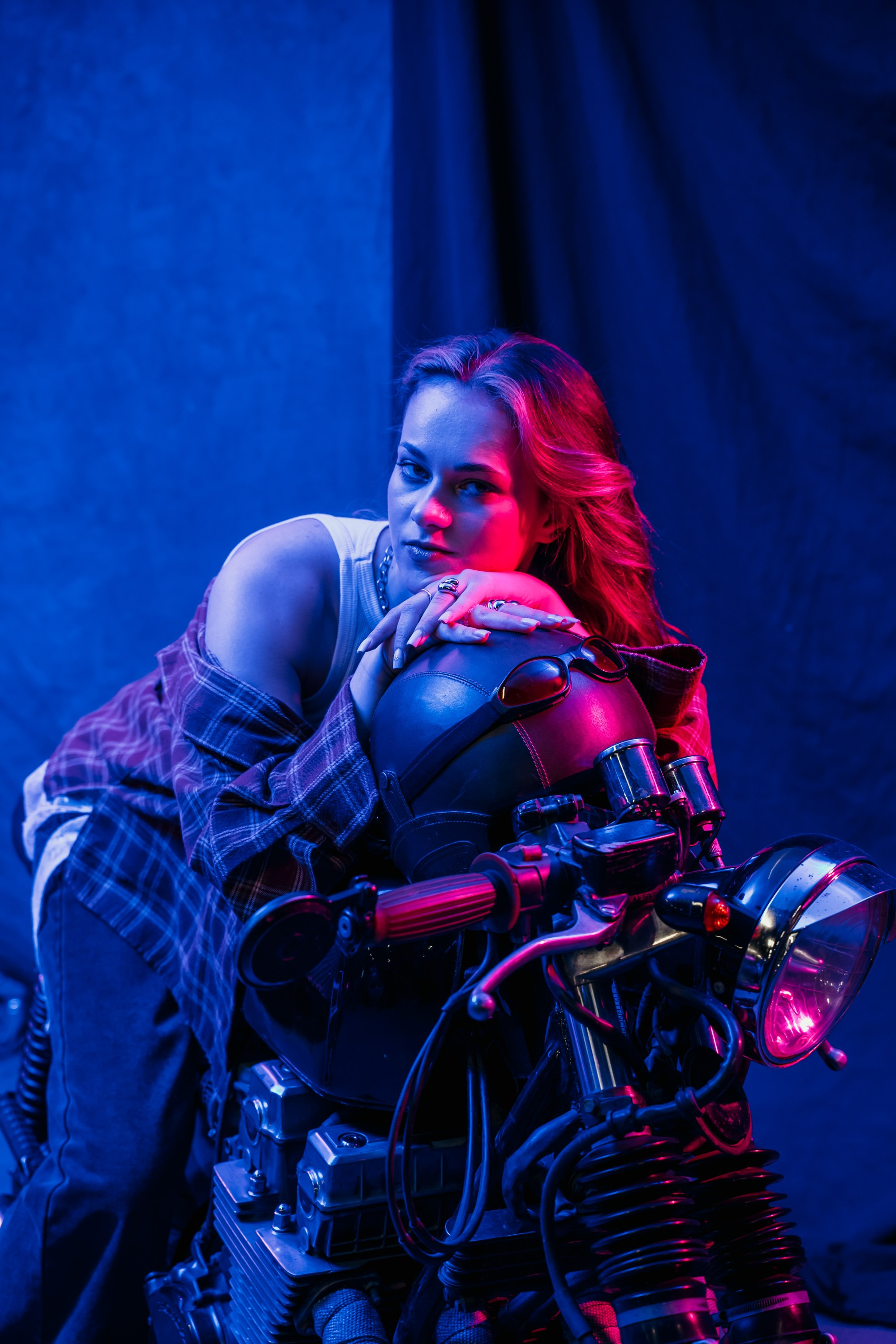 Фотосессия с мотоциклом в студии в Санкт-Петербурге. Свадебный, семейный, портретный, репортажный фотограф в Санкт-Петербурге