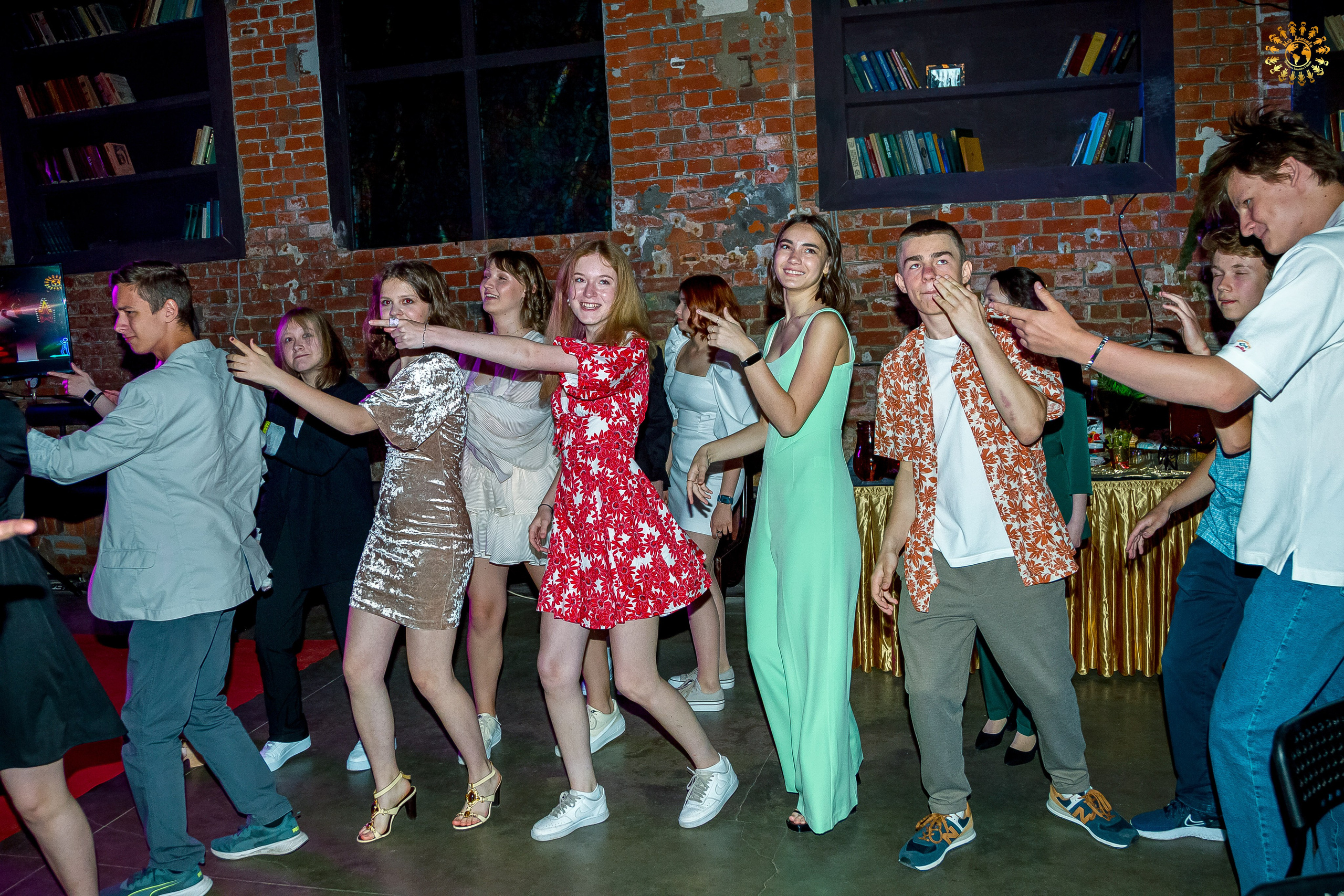 Выпускной 2023 (Школа 548; 9 Ж класс) AG Loft «Библиотека», Москва. Репортажная съемка в Москве и области. Анималистика