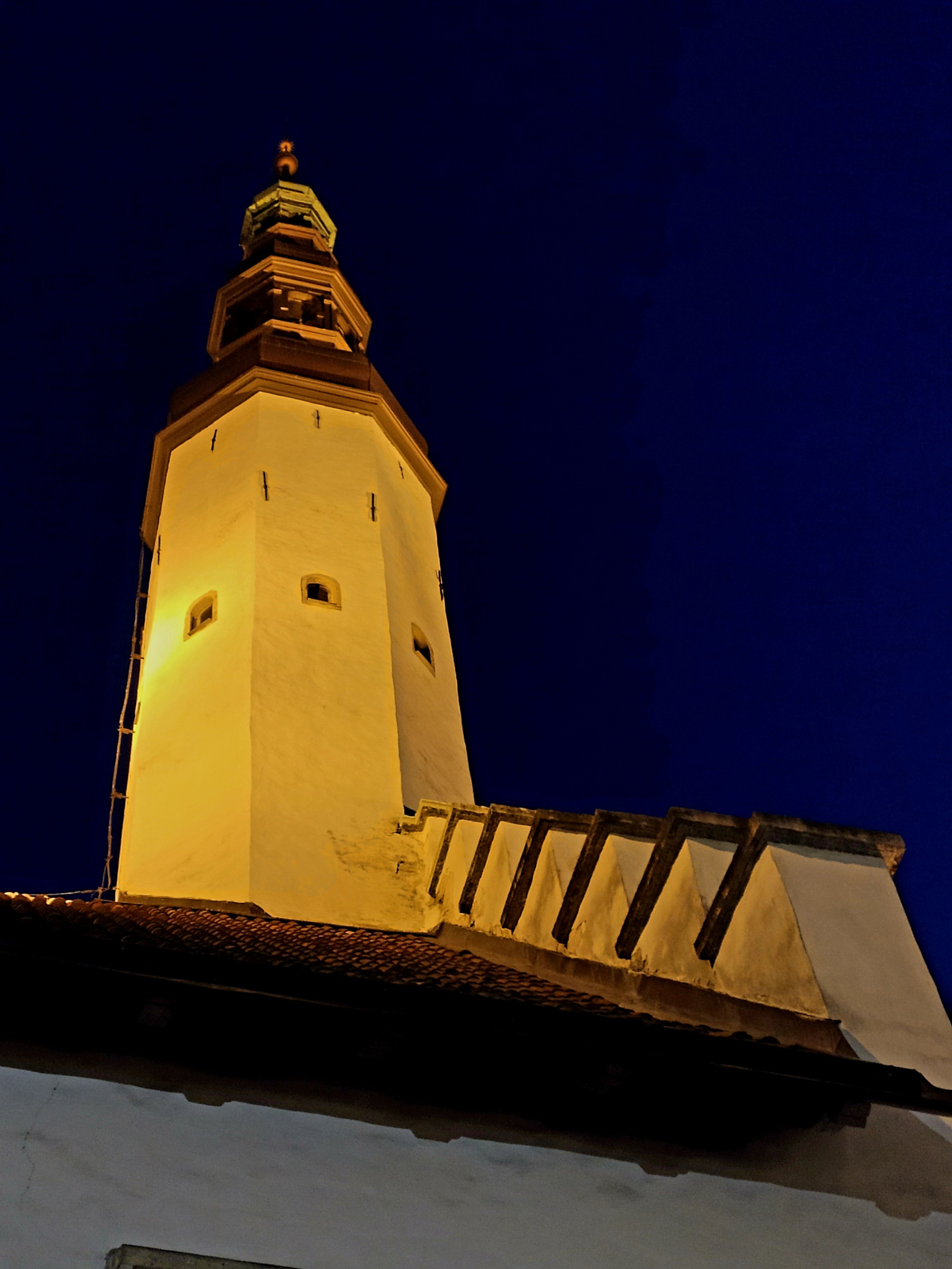 Возвращаемся на шумную ратушную площадь.