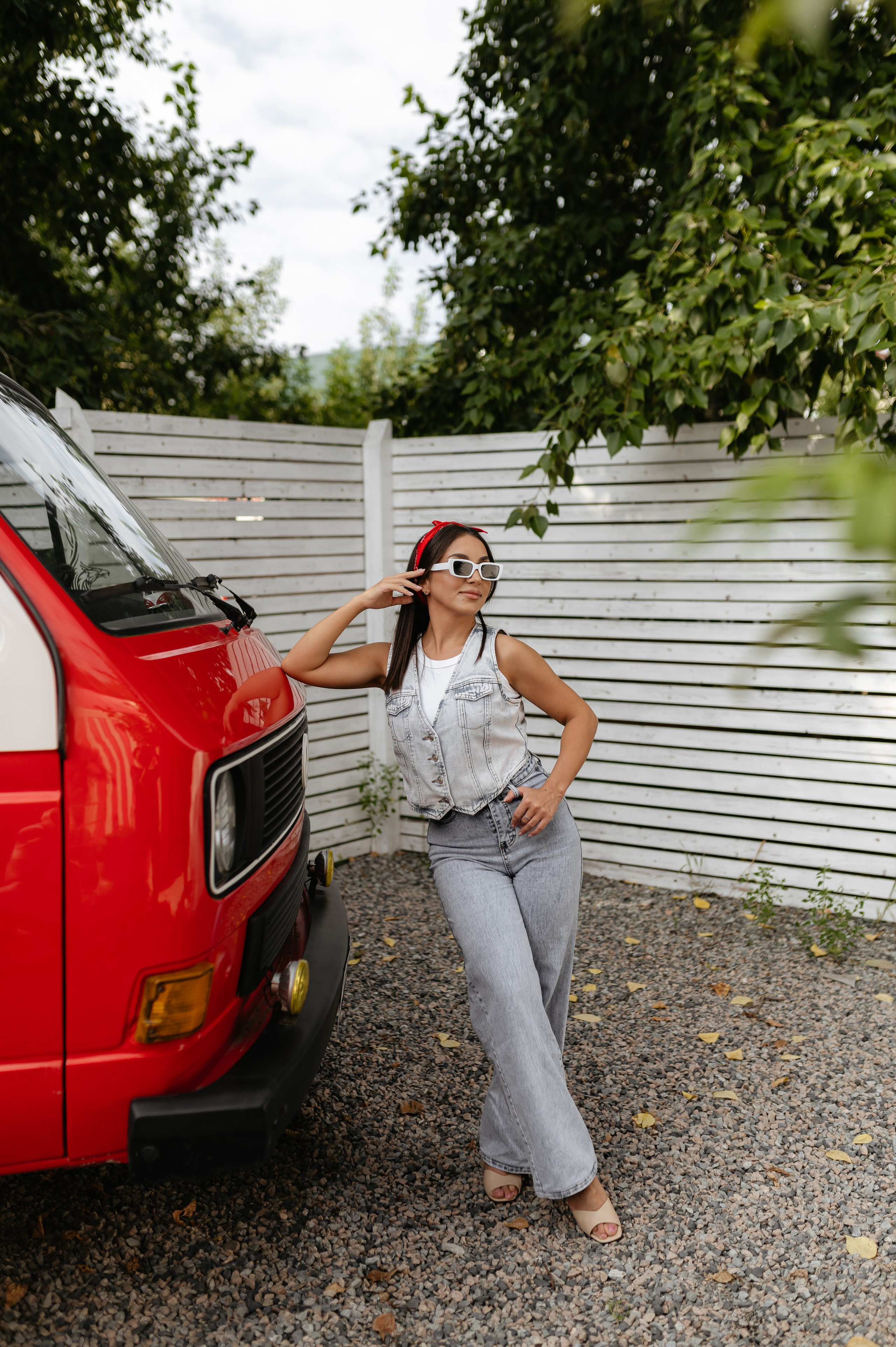 С красным минивэном. Главная