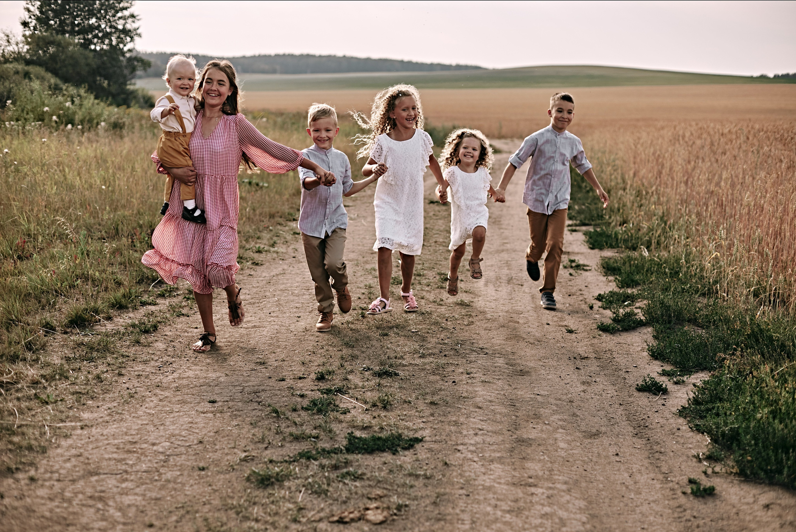 Большая семейная съемка в поле. Главная