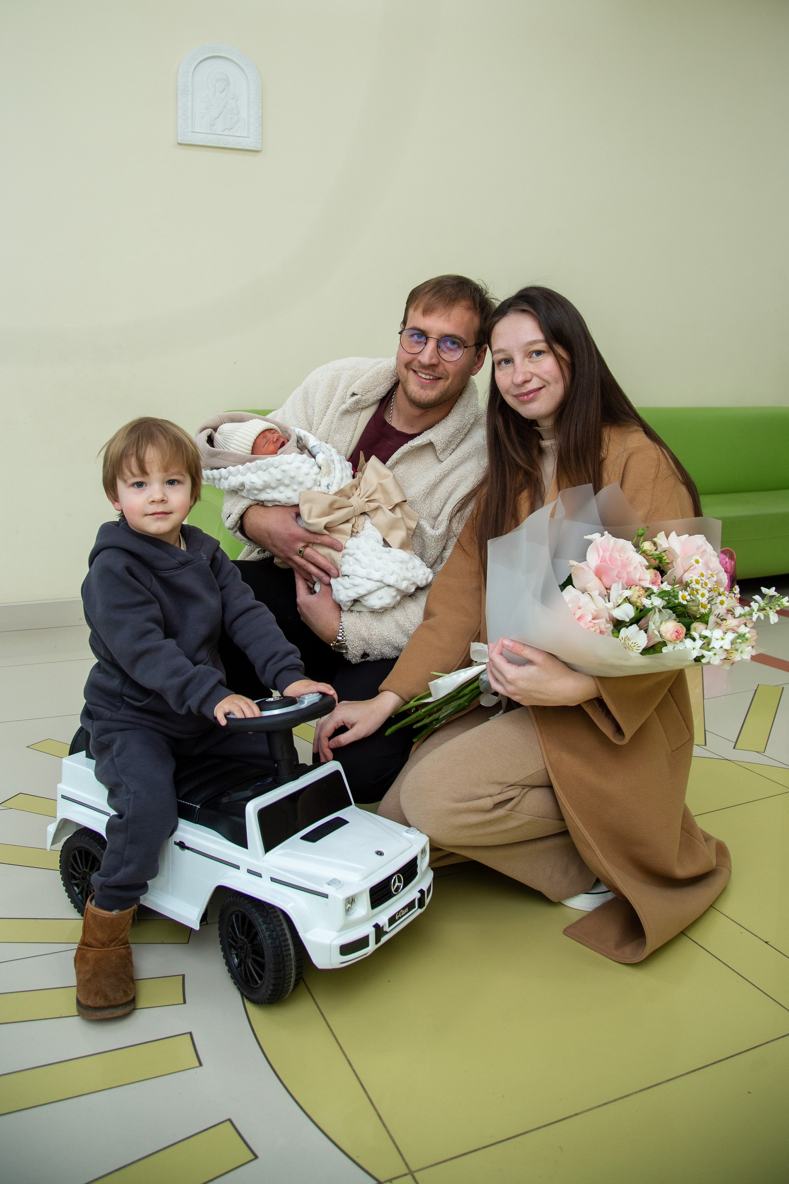 Выписка из роддома. Фотограф Краснодара, фотограф в парке Галецкого.репортажный фотограф. детский фотограф, свадебный фотограф. профессиональный фотограф