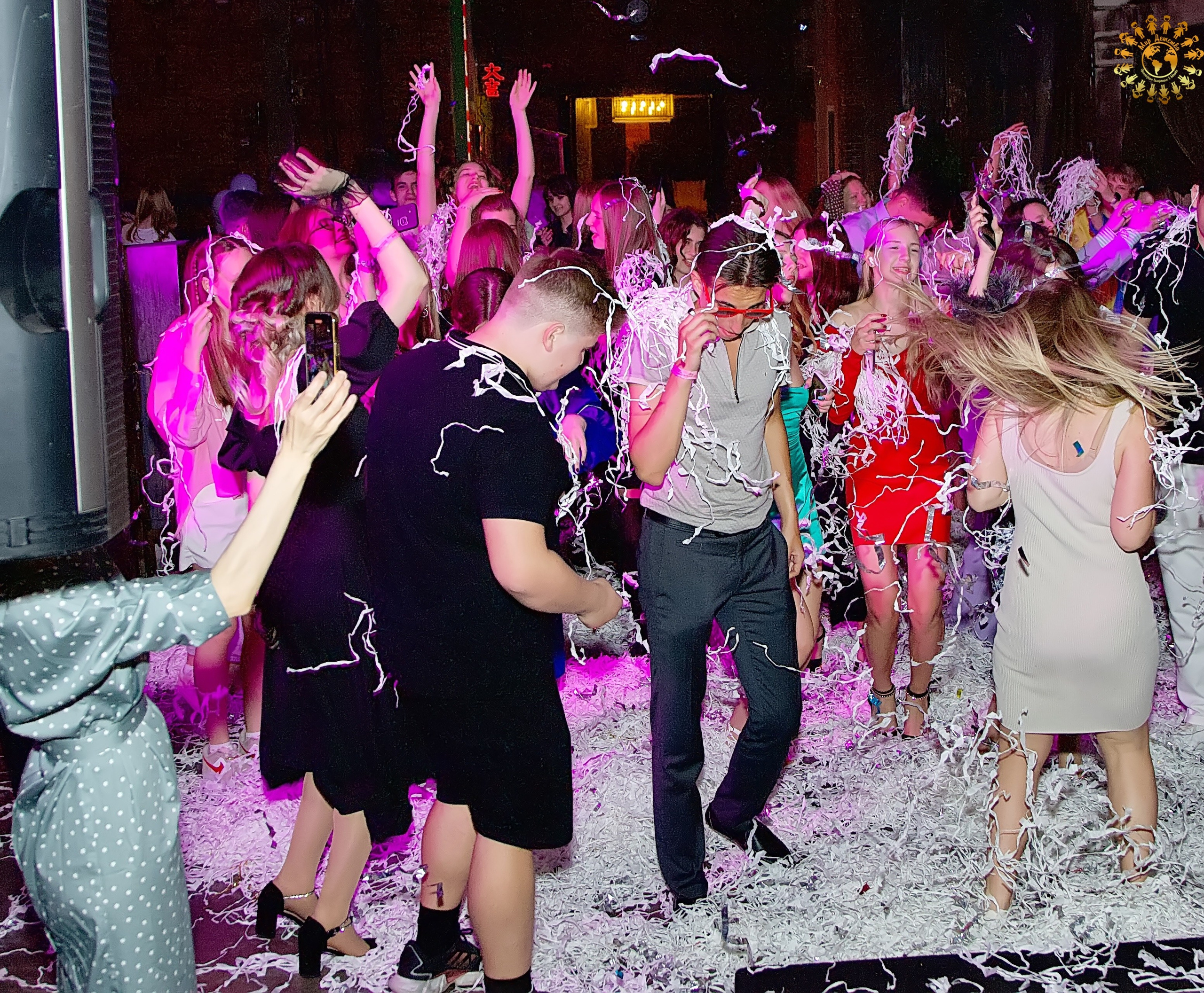 Выпускной 2023 (9-й класс, школа № 46). Loft Urban. Москва. Репортажная съемка в Москве и области. Анималистика