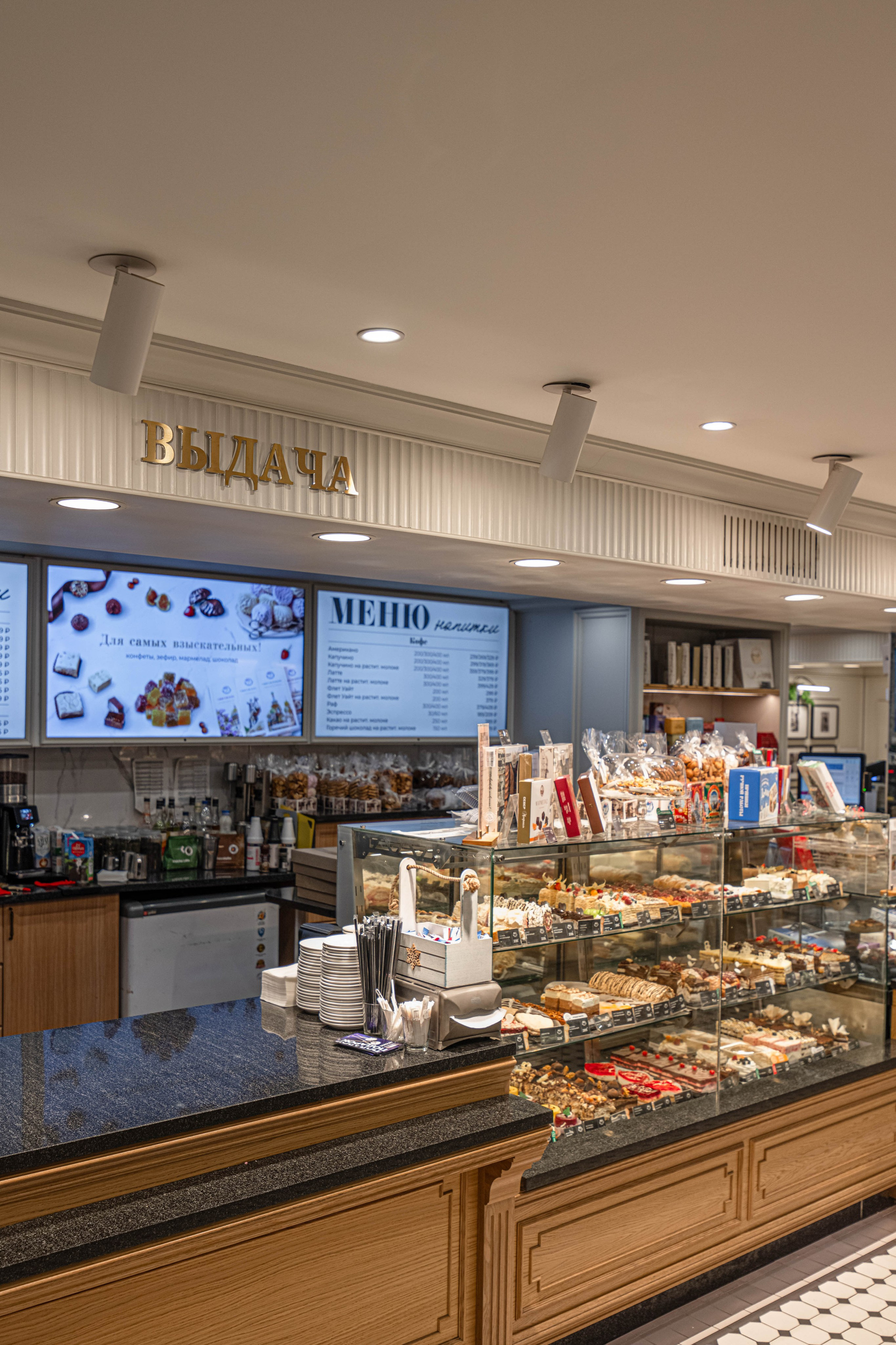 Фотосъемка освещения Maytoni в кафе Север. Интерьерный и репортажный фотограф в Санкт-Петербурге