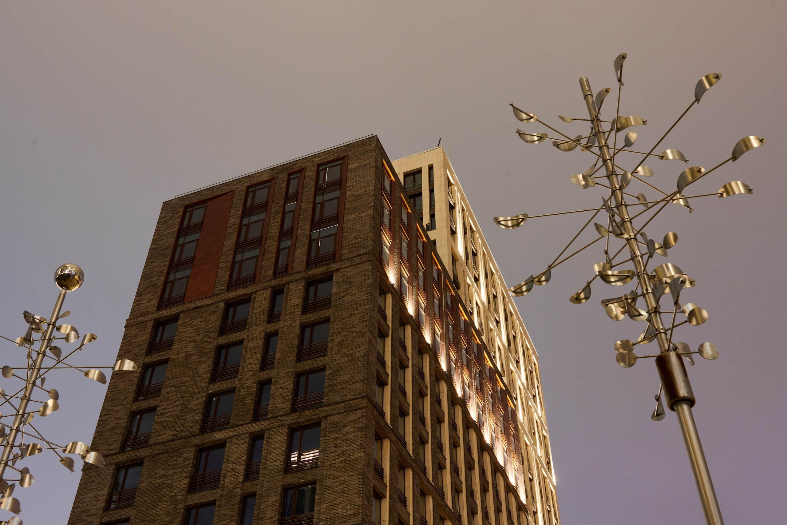 Высотный корпус, ракурс вверх, фонарь и холодное небо