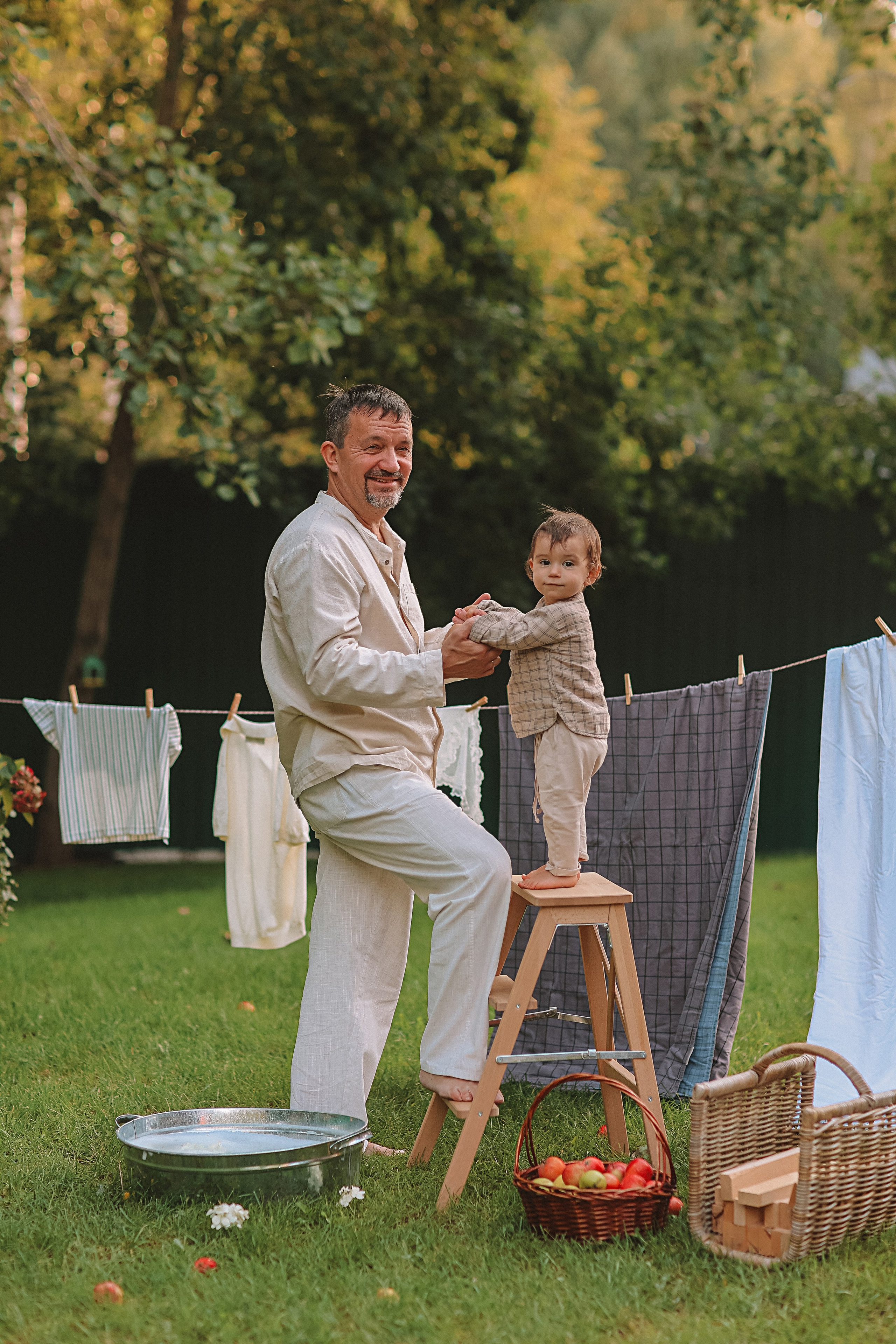 Стирка у дома. Семейный фотограф Тюмень, фотограф на роды Салмина Мария