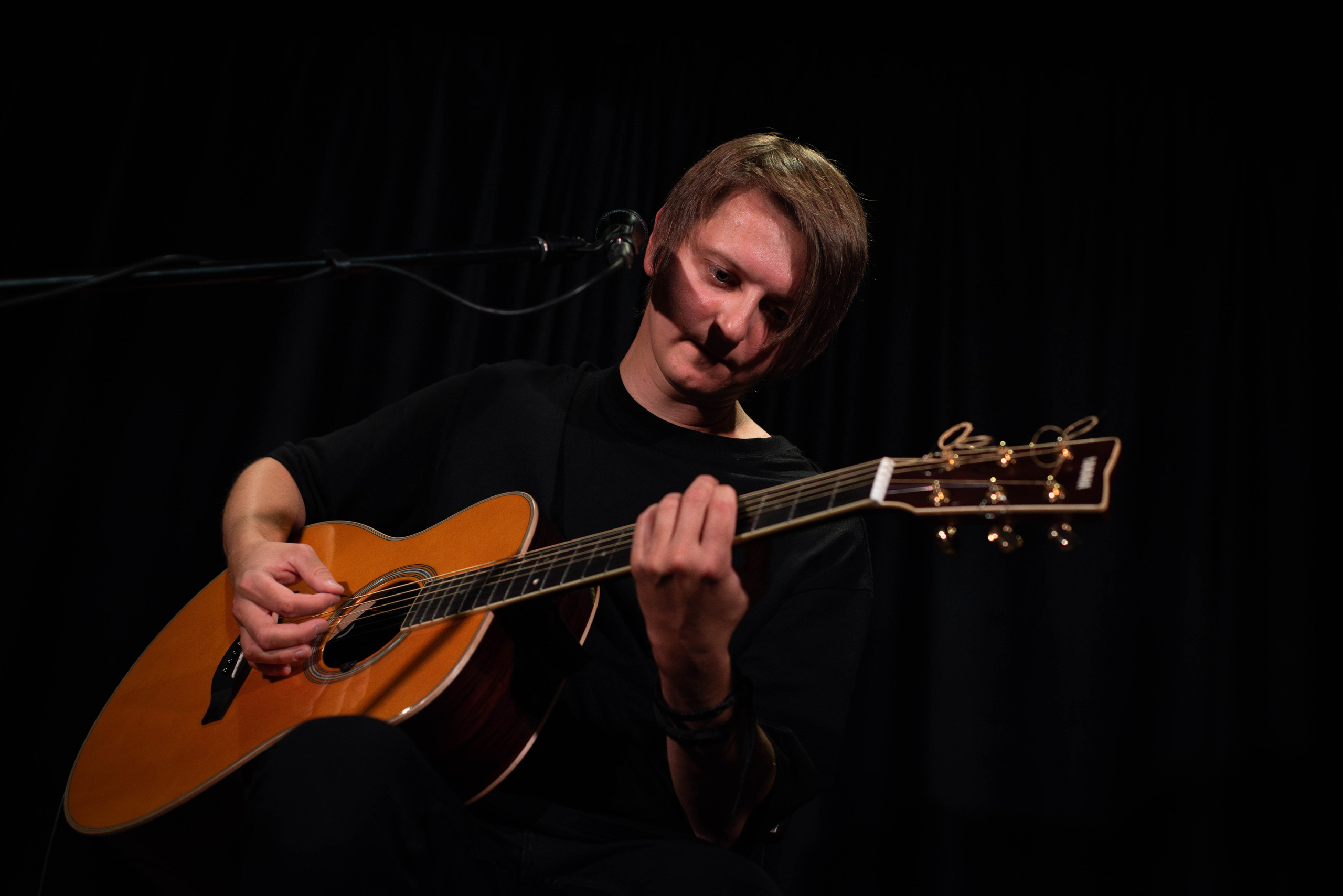 Лёва Сазонов (1 августа 2024 года, Москва, арт-кафе Пушкарёв). Фотограф Светлана Блинова, Москва и Московская область