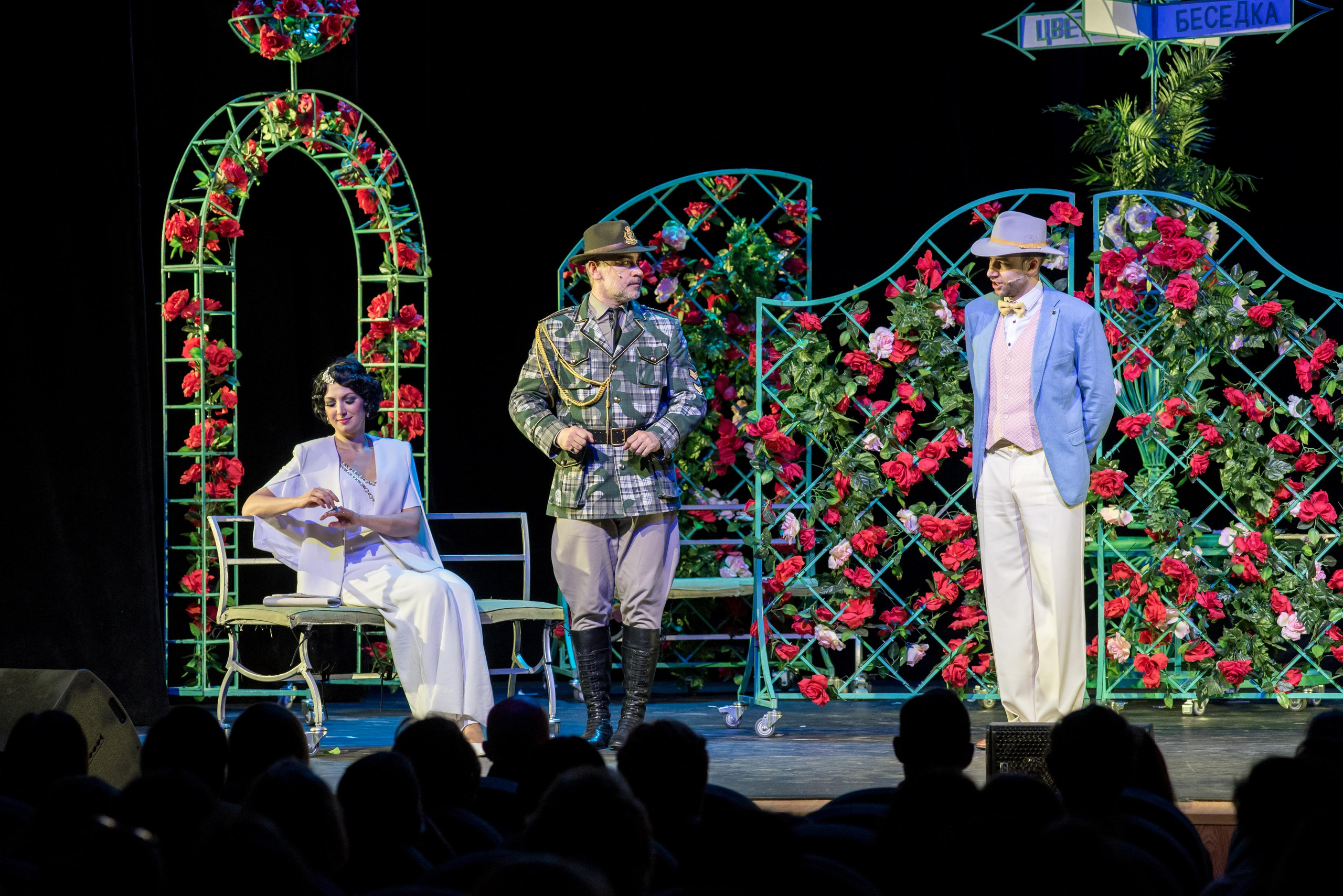 Спектакль «Здравствуйте, я ваша тётя!» — театр «На Басманной». Бренд-фотограф для экспертов и блогеров в Москве Влада Горбовская