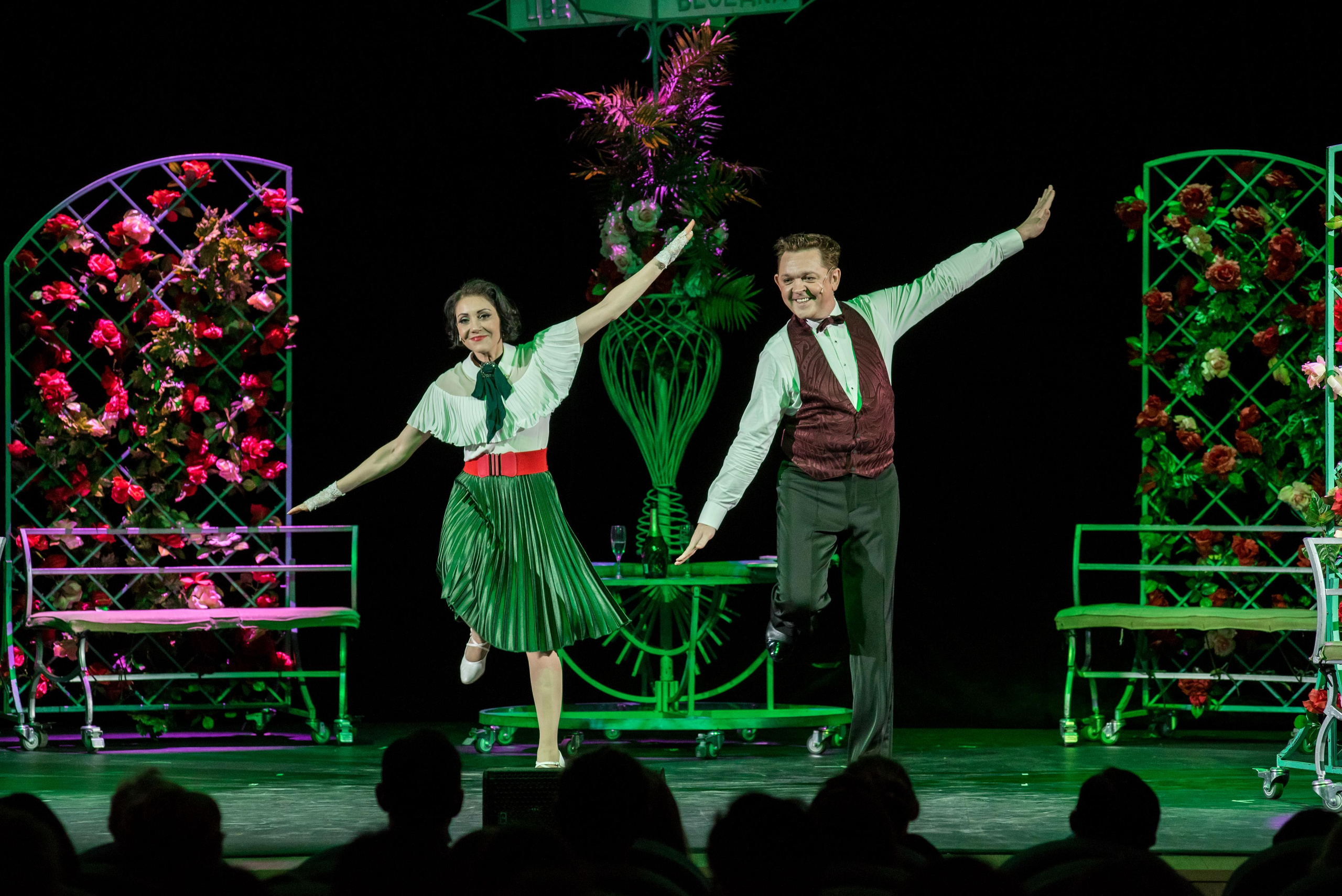 Спектакль «Здравствуйте, я ваша тётя!» — театр «На Басманной». Бренд-фотограф для экспертов и блогеров в Москве Влада Горбовская