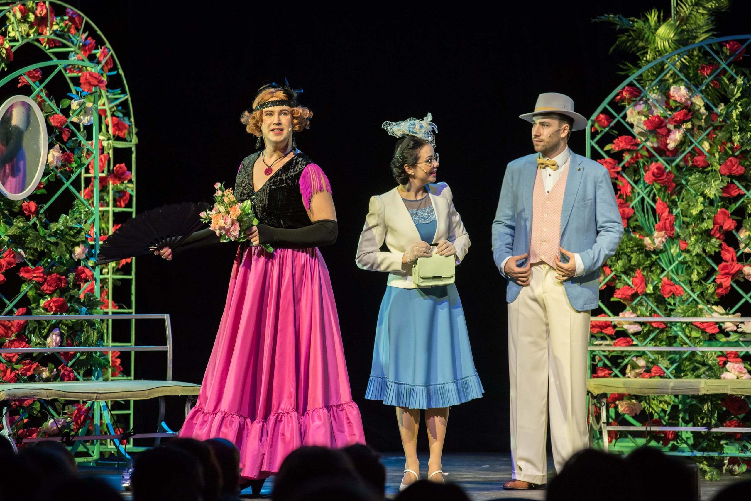 Спектакль «Здравствуйте, я ваша тётя!» — театр «На Басманной». Бренд-фотограф для экспертов и блогеров в Москве Влада Горбовская