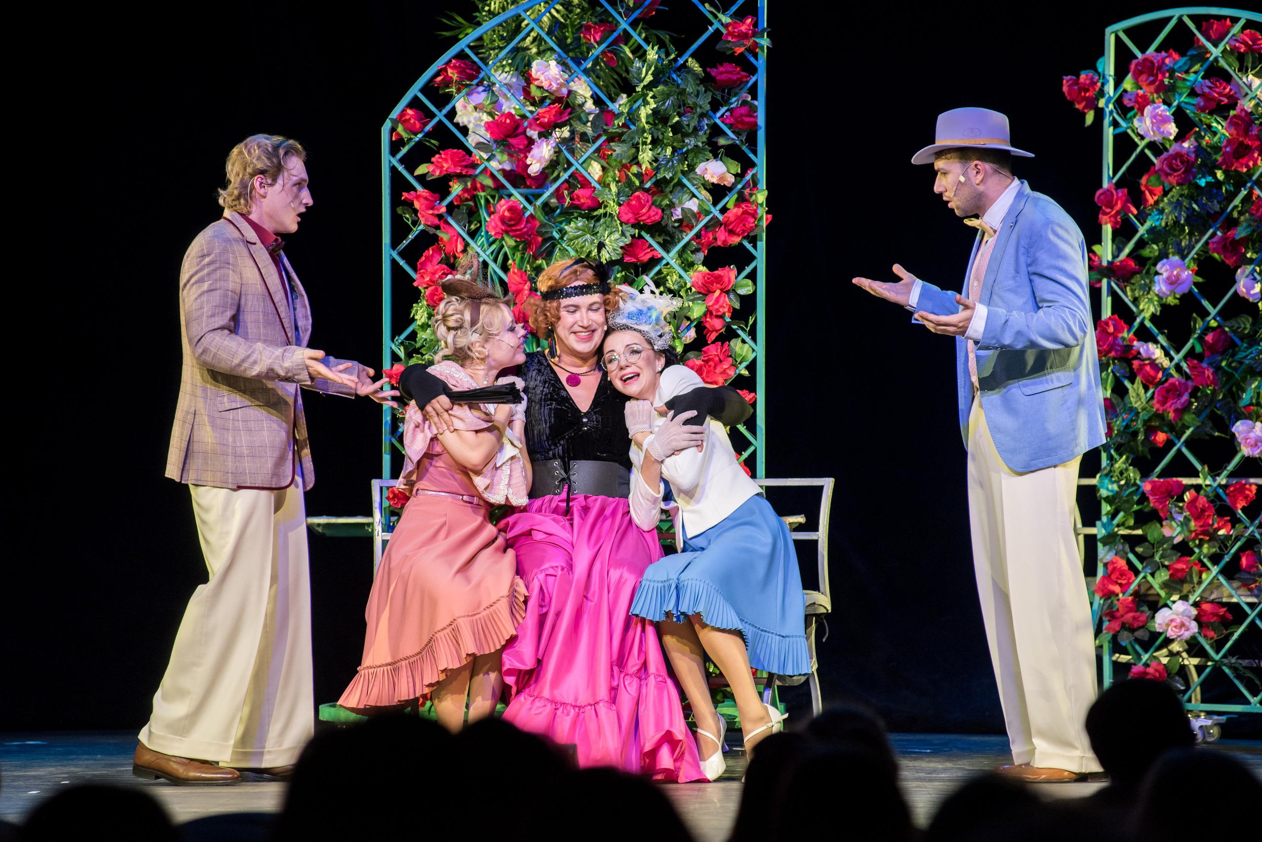 Спектакль «Здравствуйте, я ваша тётя!» — театр «На Басманной». Бренд-фотограф для экспертов и блогеров в Москве Влада Горбовская