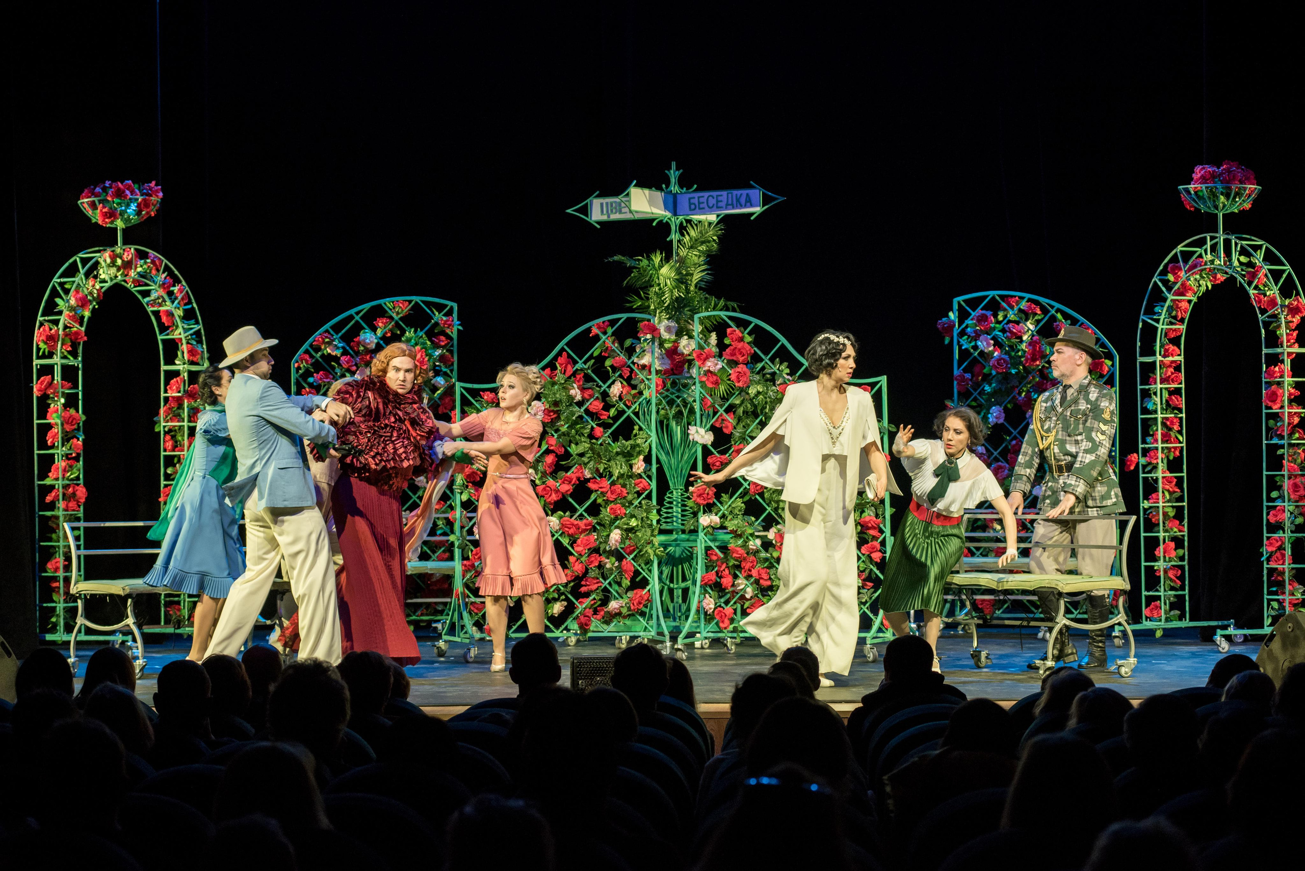 Спектакль «Здравствуйте, я ваша тётя!» — театр «На Басманной». Бренд-фотограф для экспертов и блогеров в Москве Влада Горбовская