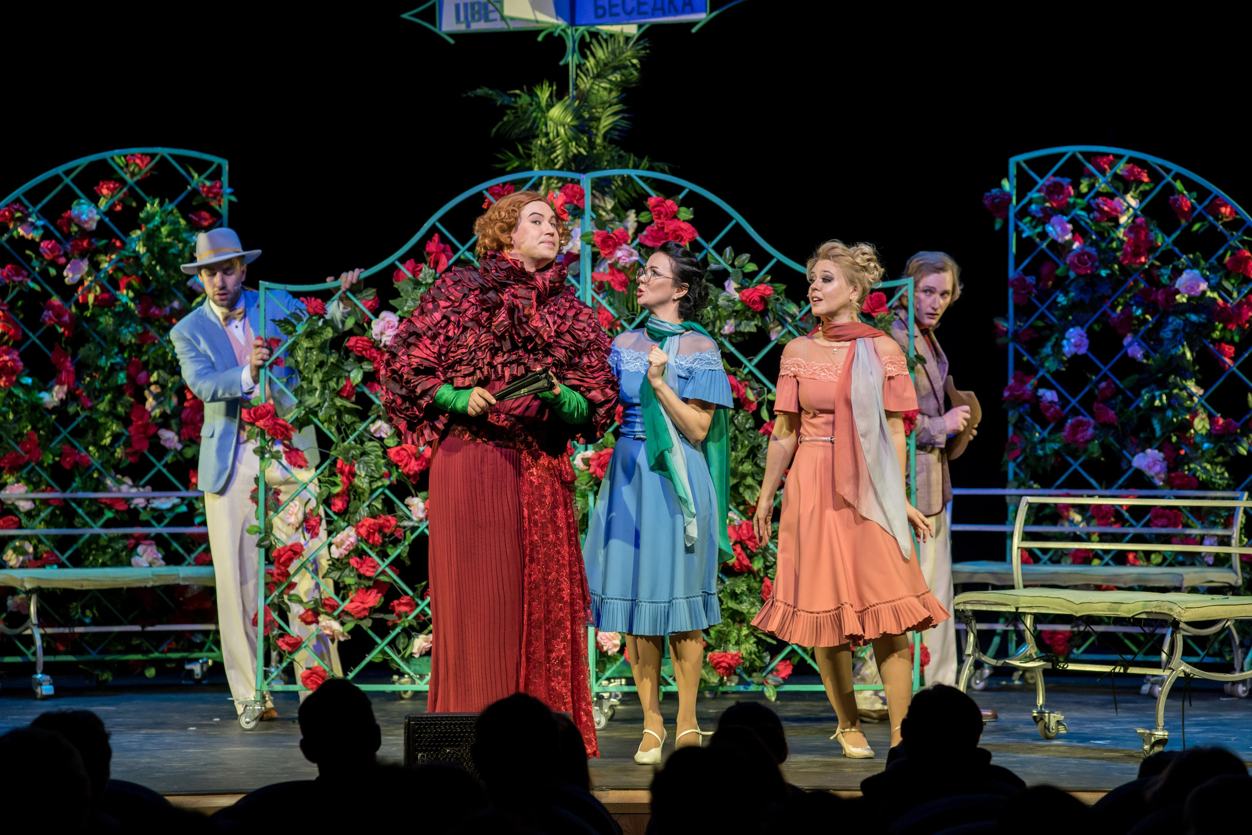 Спектакль «Здравствуйте, я ваша тётя!» — театр «На Басманной». Бренд-фотограф для экспертов и блогеров в Москве Влада Горбовская