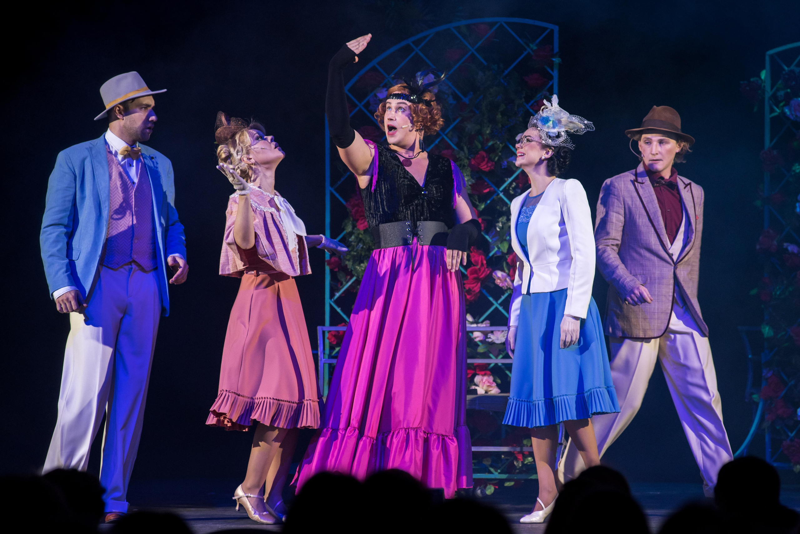 Спектакль «Здравствуйте, я ваша тётя!» — театр «На Басманной». Бренд-фотограф для экспертов и блогеров в Москве Влада Горбовская