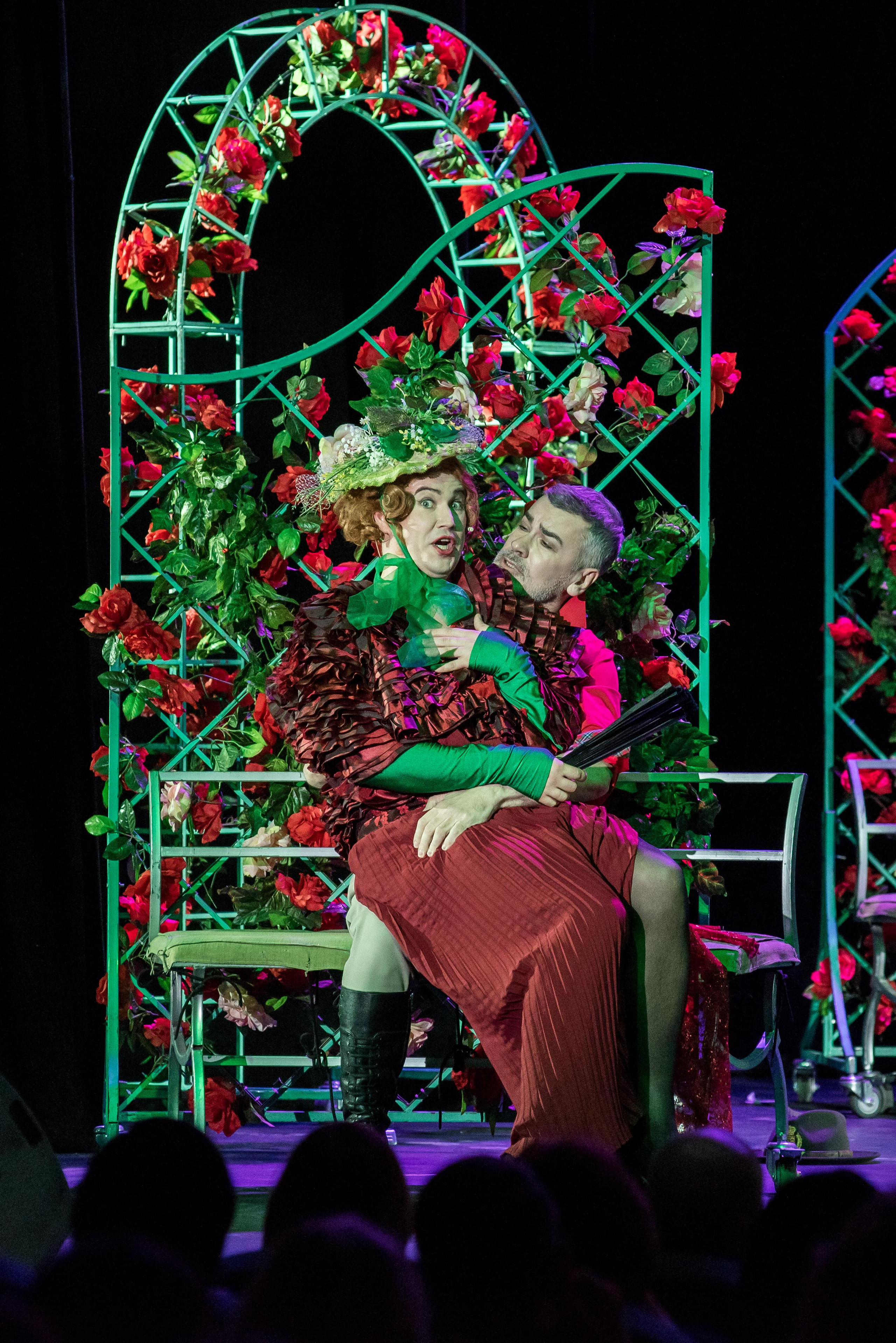 Спектакль «Здравствуйте, я ваша тётя!» — театр «На Басманной». Бренд-фотограф для экспертов и блогеров в Москве Влада Горбовская