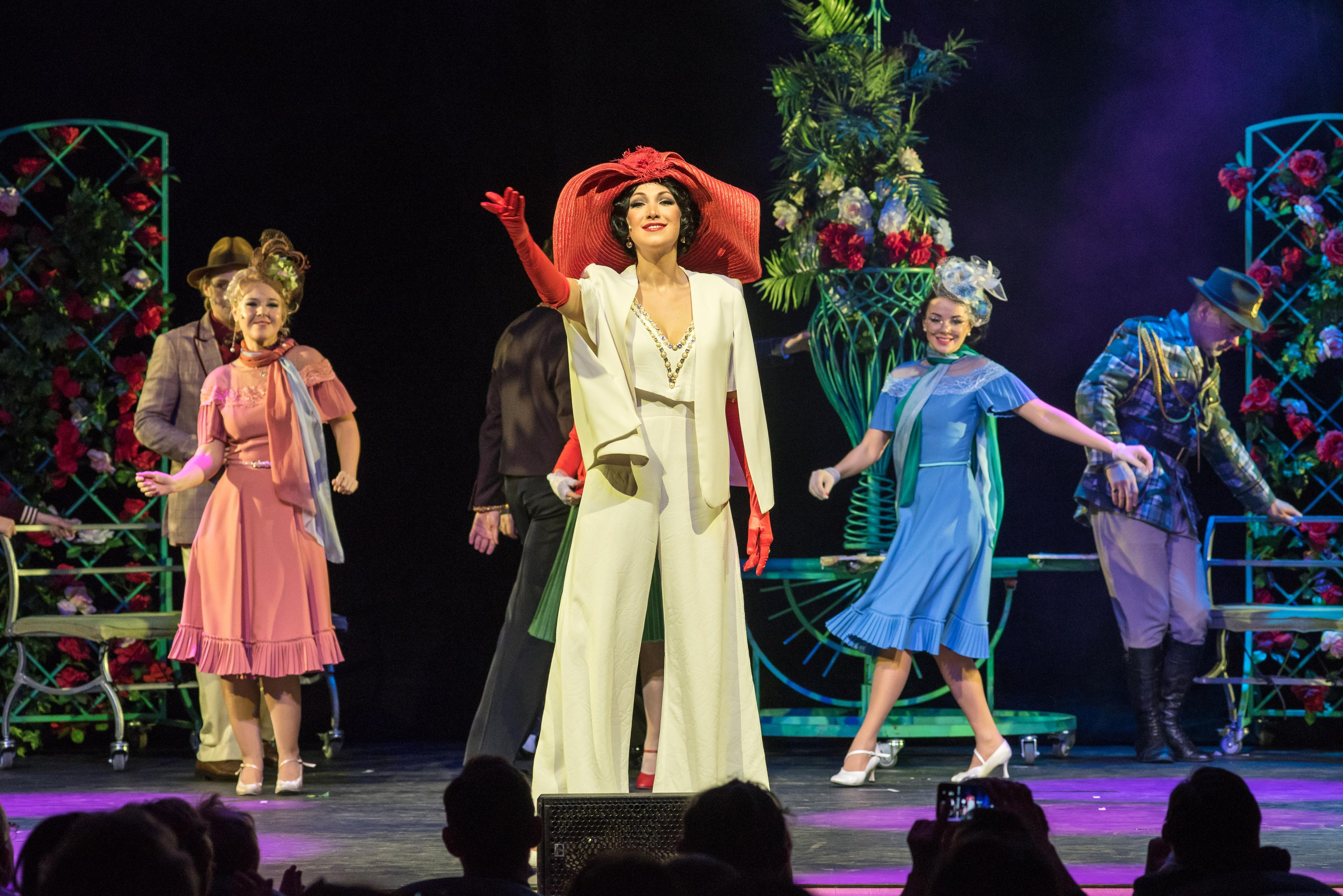 Спектакль «Здравствуйте, я ваша тётя!» — театр «На Басманной». Бренд-фотограф для экспертов и блогеров в Москве Влада Горбовская