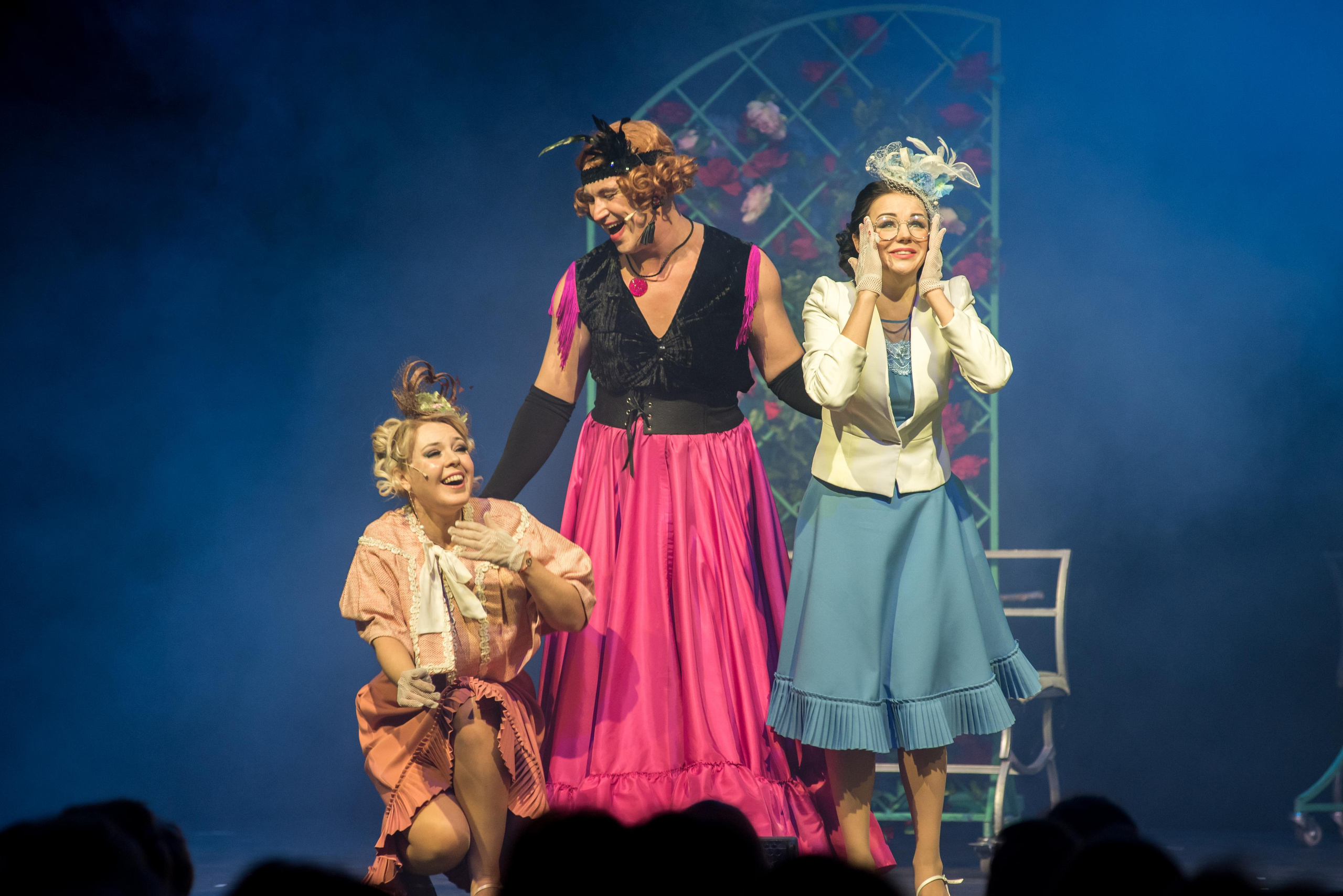 Спектакль «Здравствуйте, я ваша тётя!» — театр «На Басманной». Бренд-фотограф для экспертов и блогеров в Москве Влада Горбовская