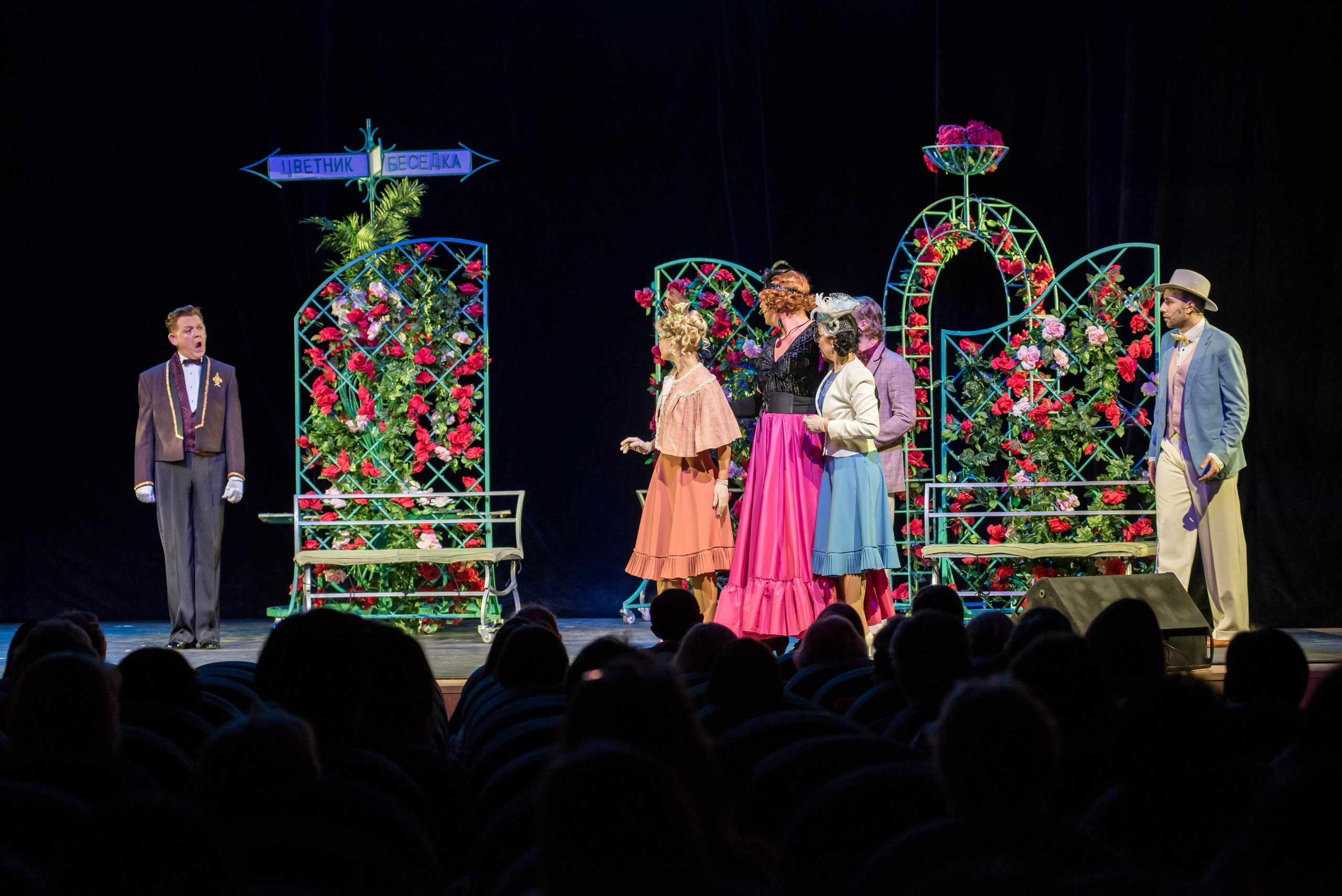 Спектакль «Здравствуйте, я ваша тётя!» — театр «На Басманной». Бренд-фотограф для экспертов и блогеров в Москве Влада Горбовская