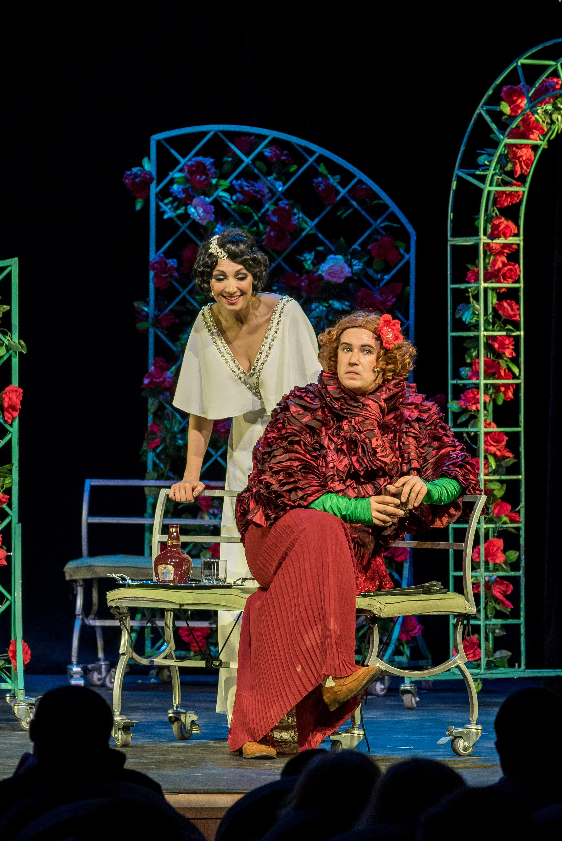 Спектакль «Здравствуйте, я ваша тётя!» — театр «На Басманной». Бренд-фотограф для экспертов и блогеров в Москве Влада Горбовская